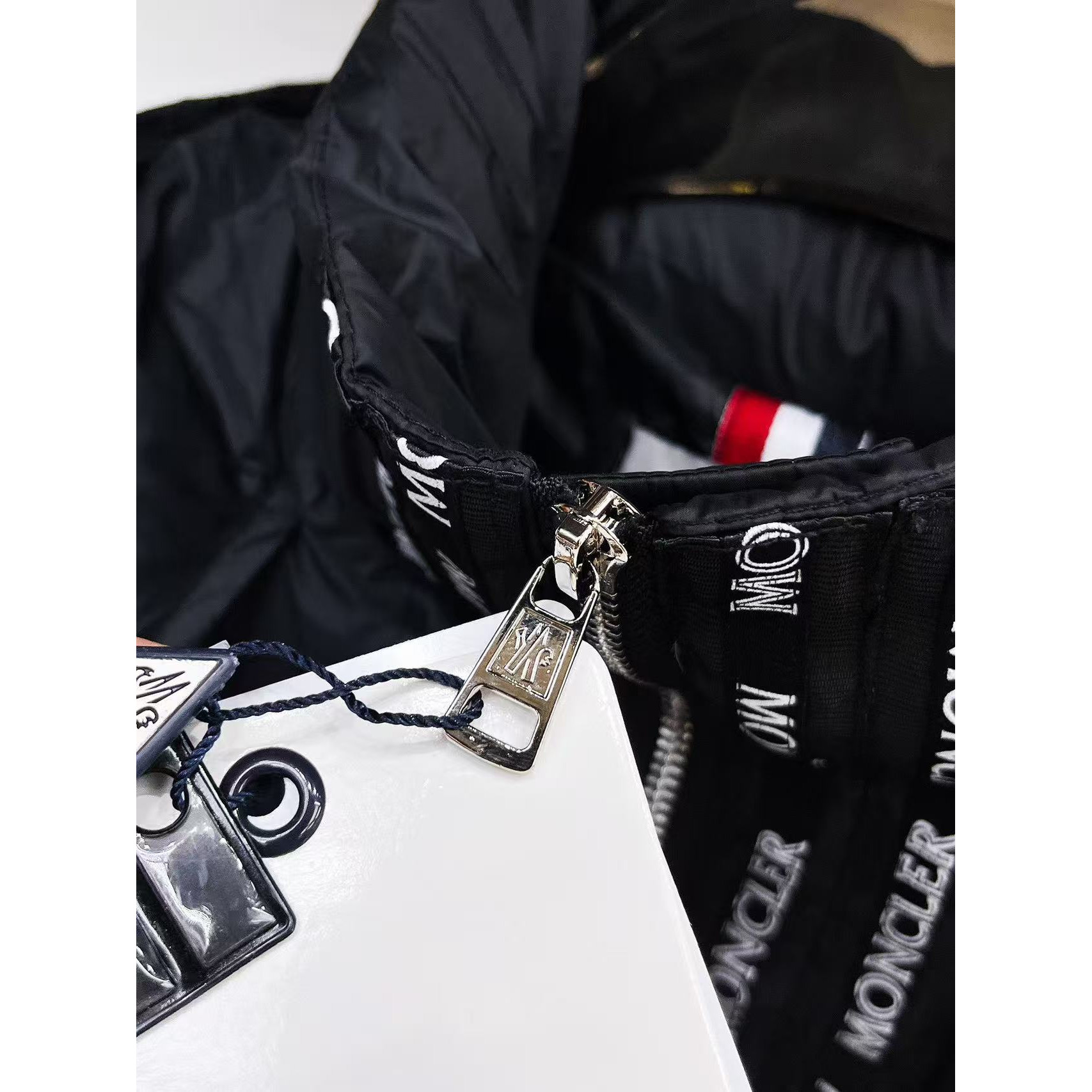<p>MONCLER&nbsp;秋冬新款羽绒服(藏青)&nbsp;</p>