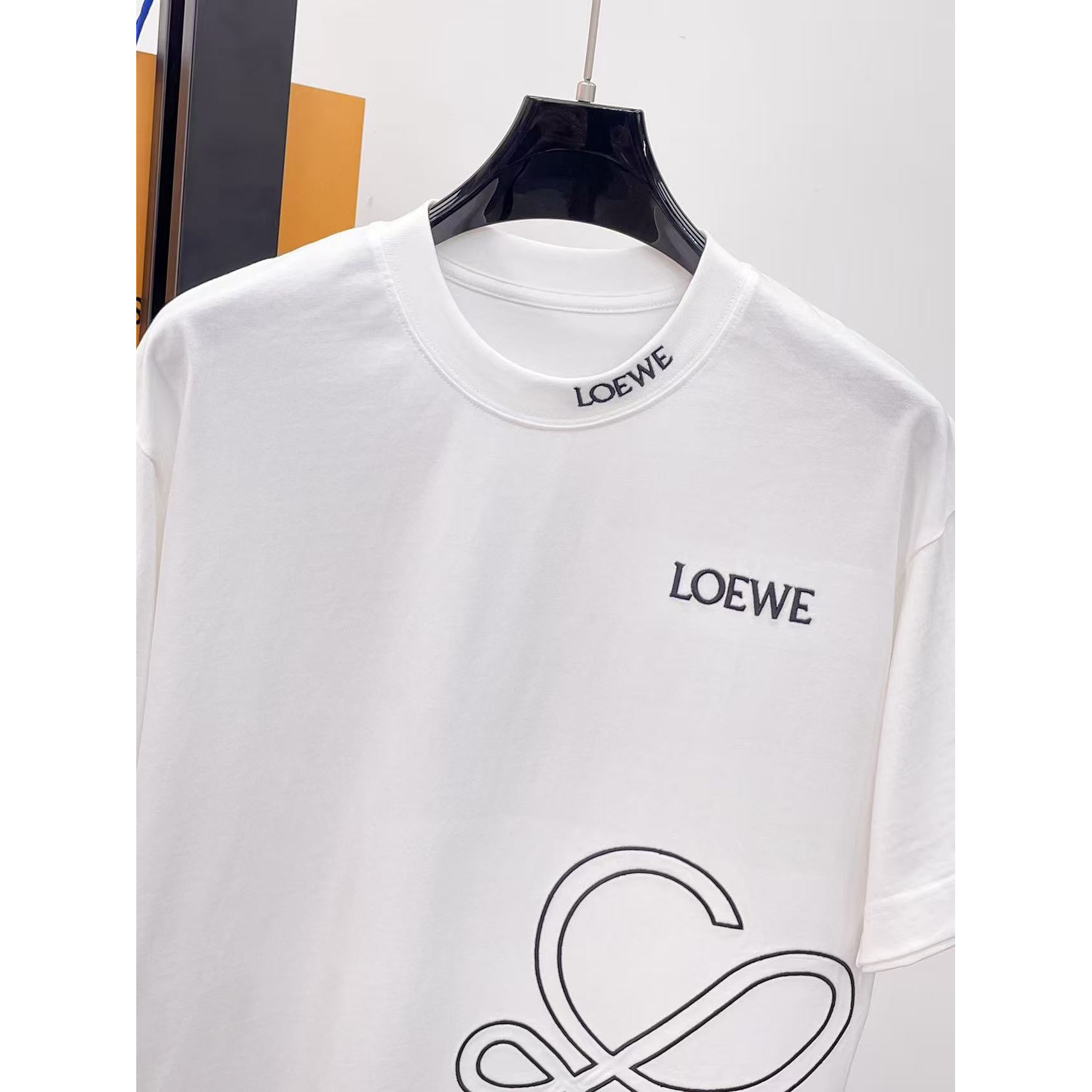 <p>LOEWE&nbsp;专柜新款短袖T恤(白)</p>