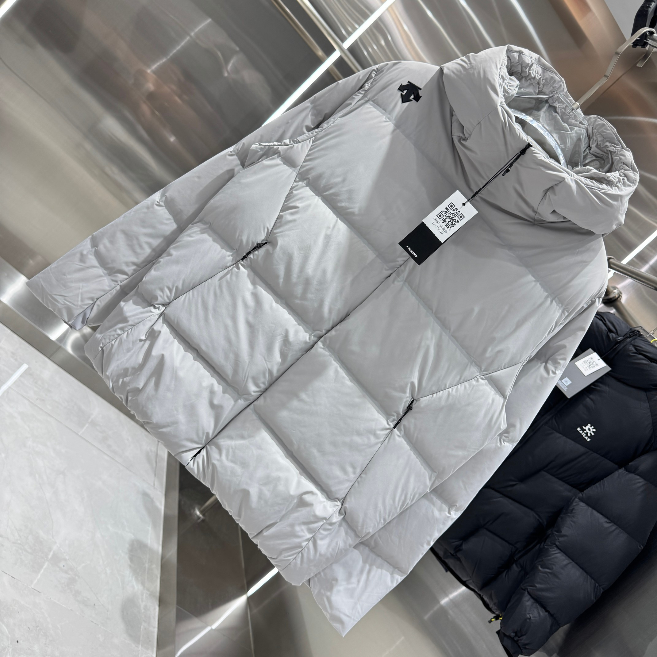 <p>DESCENTE 运动羽绒服(米白)</p>