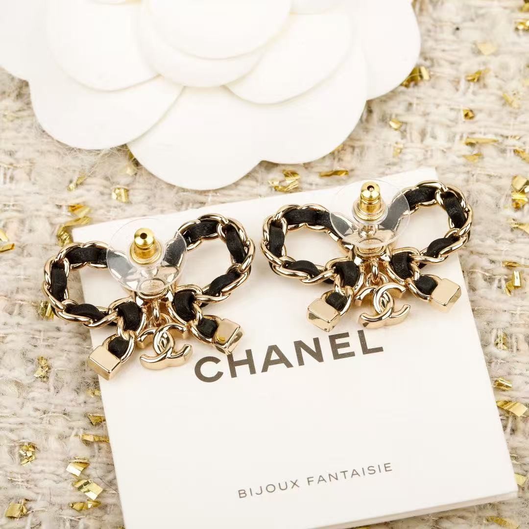 <p>CHANEL 黑皮蝴蝶结耳环</p>