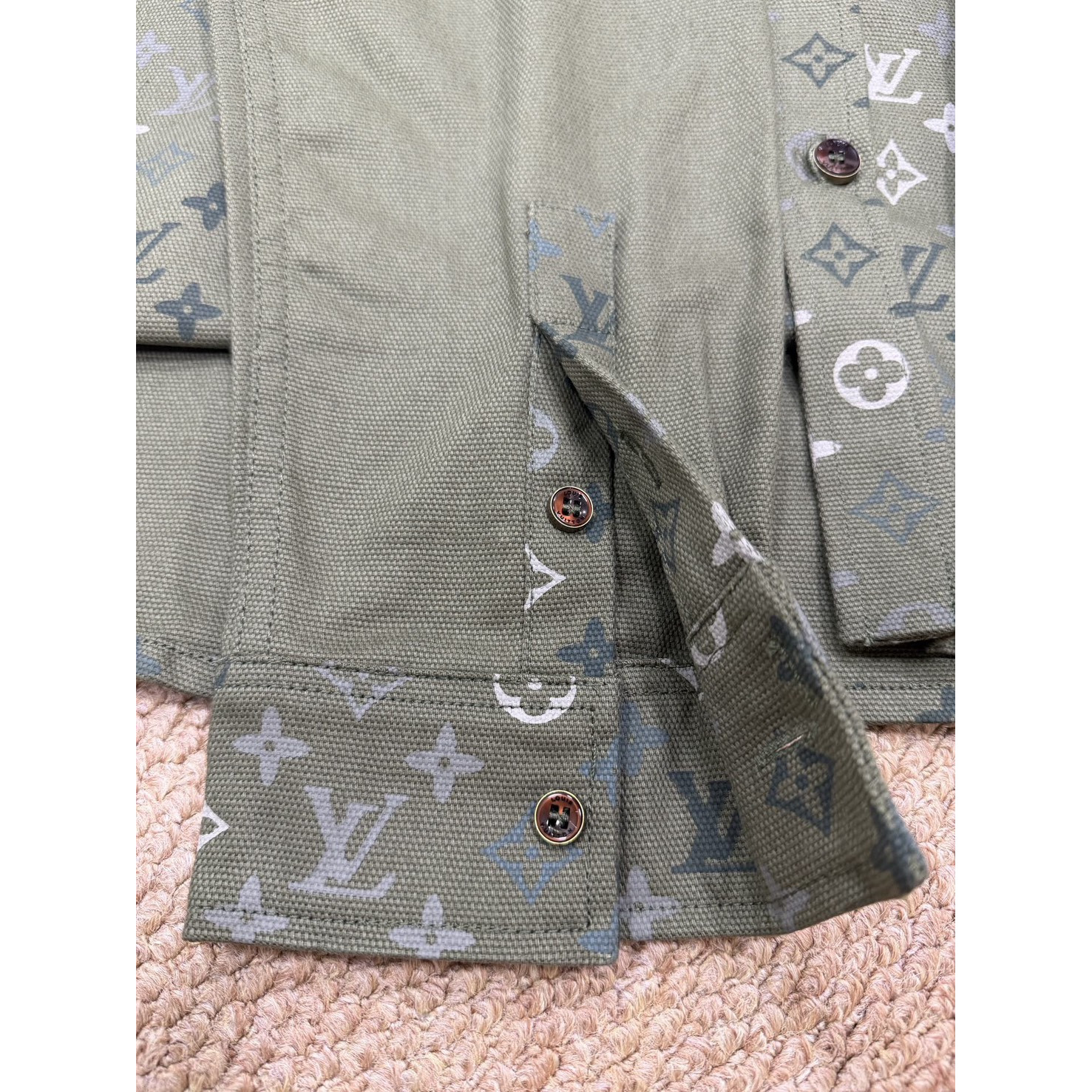 <p>LV&nbsp;迷彩印花牛仔衬衣外套</p>