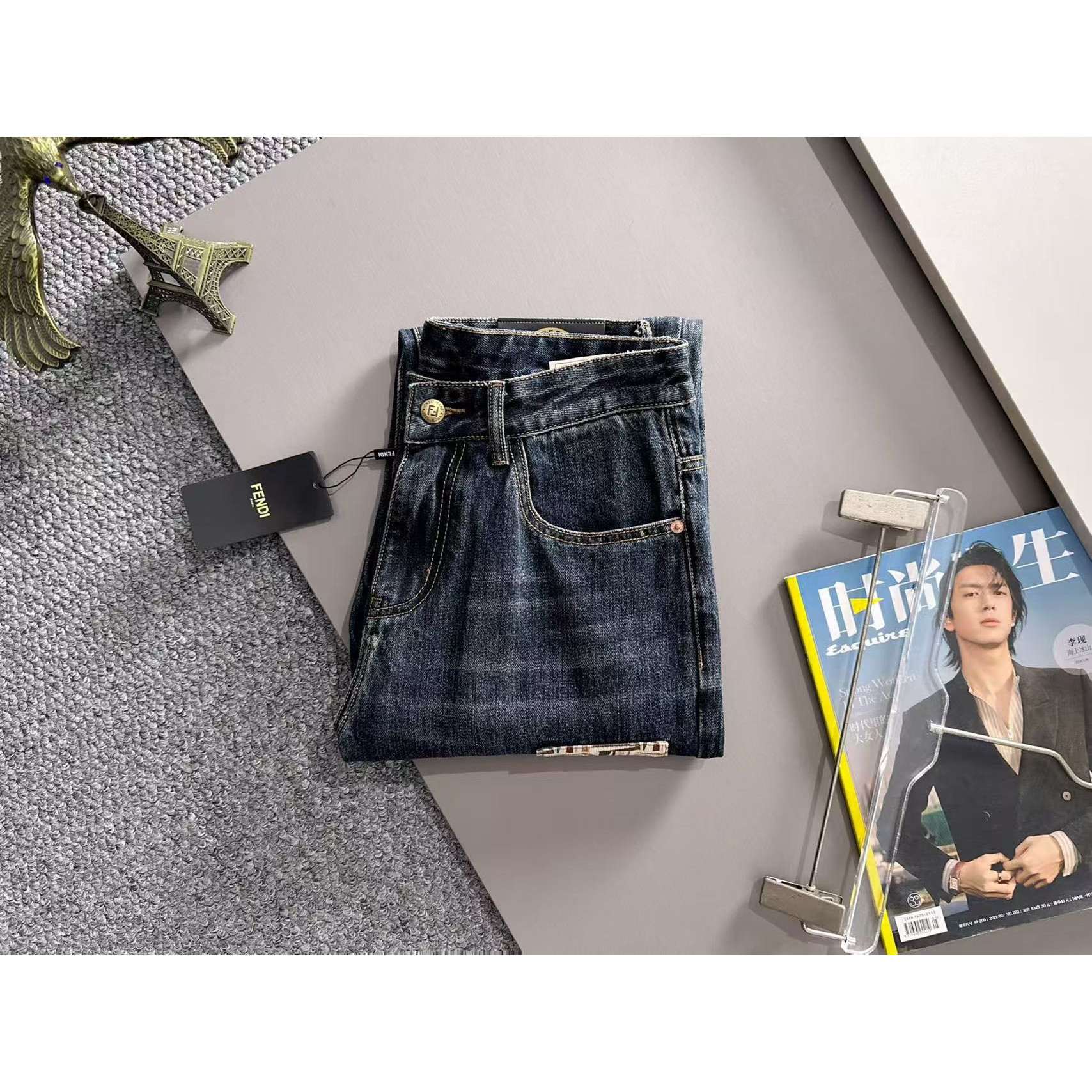 <p>FENDI&nbsp;四季款经典牛仔裤直筒长裤(藍)</p>