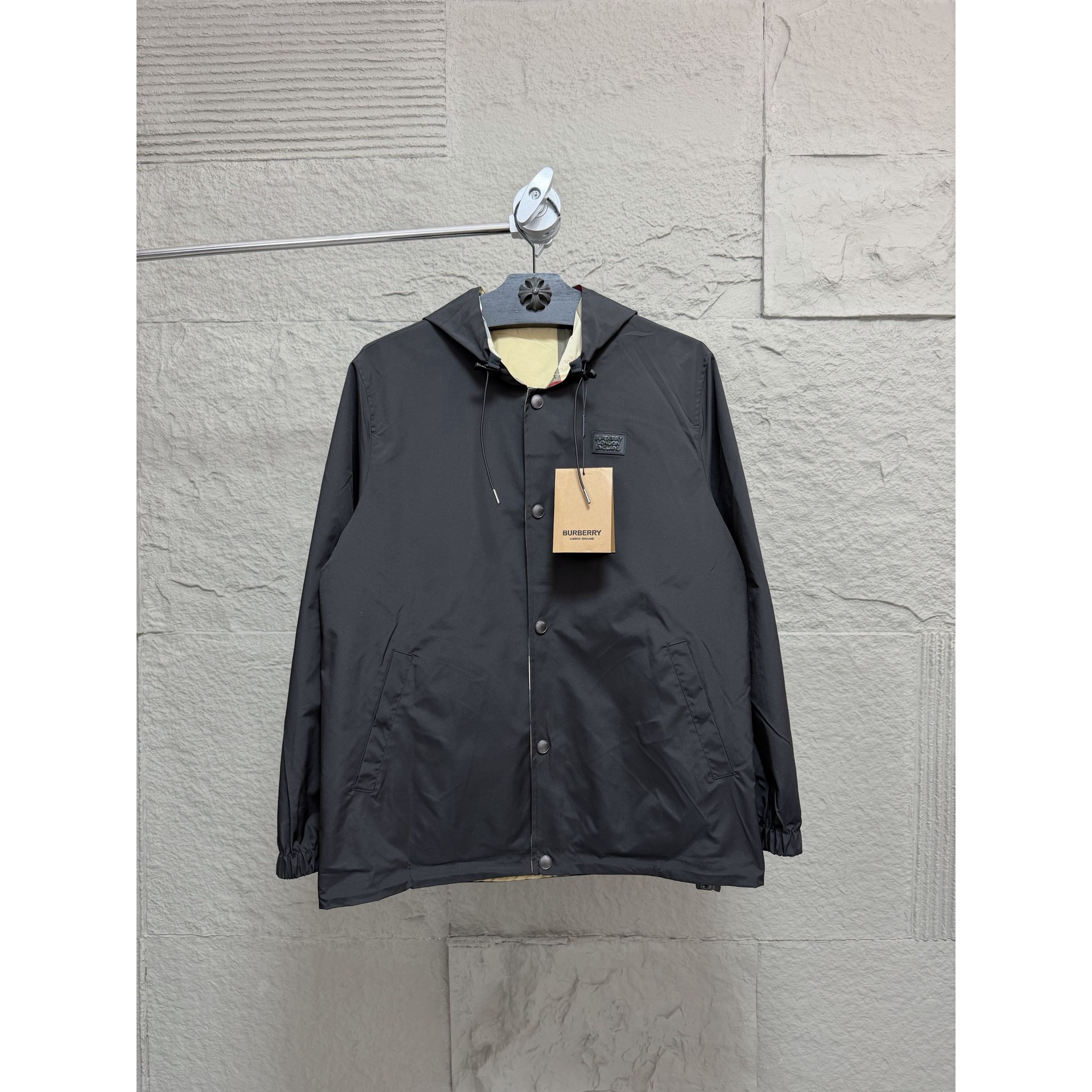 <p>Burberry 双面穿连帽外套</p>