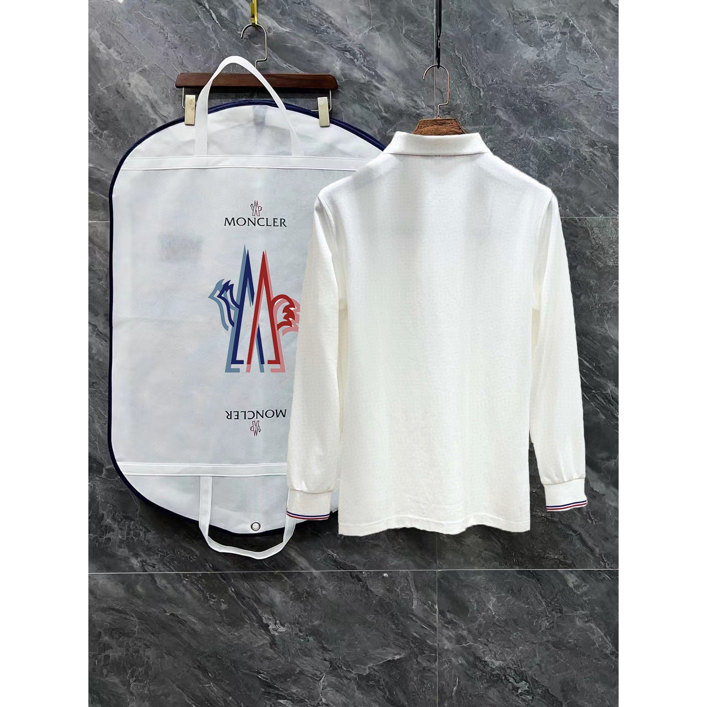 <p>MONCLER 立体徽标翻领长袖Polo衫(白)</p>