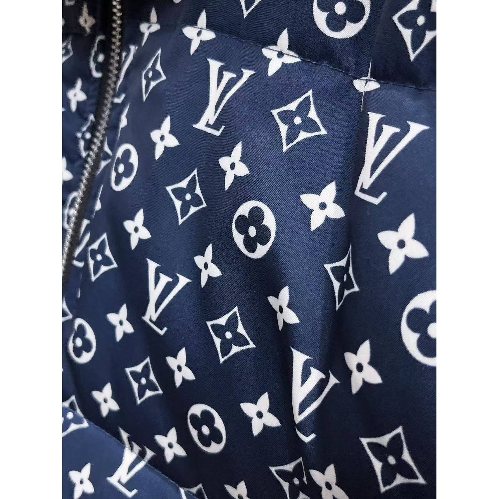 <p>LV 秋冬新款羽绒服(藍)</p>