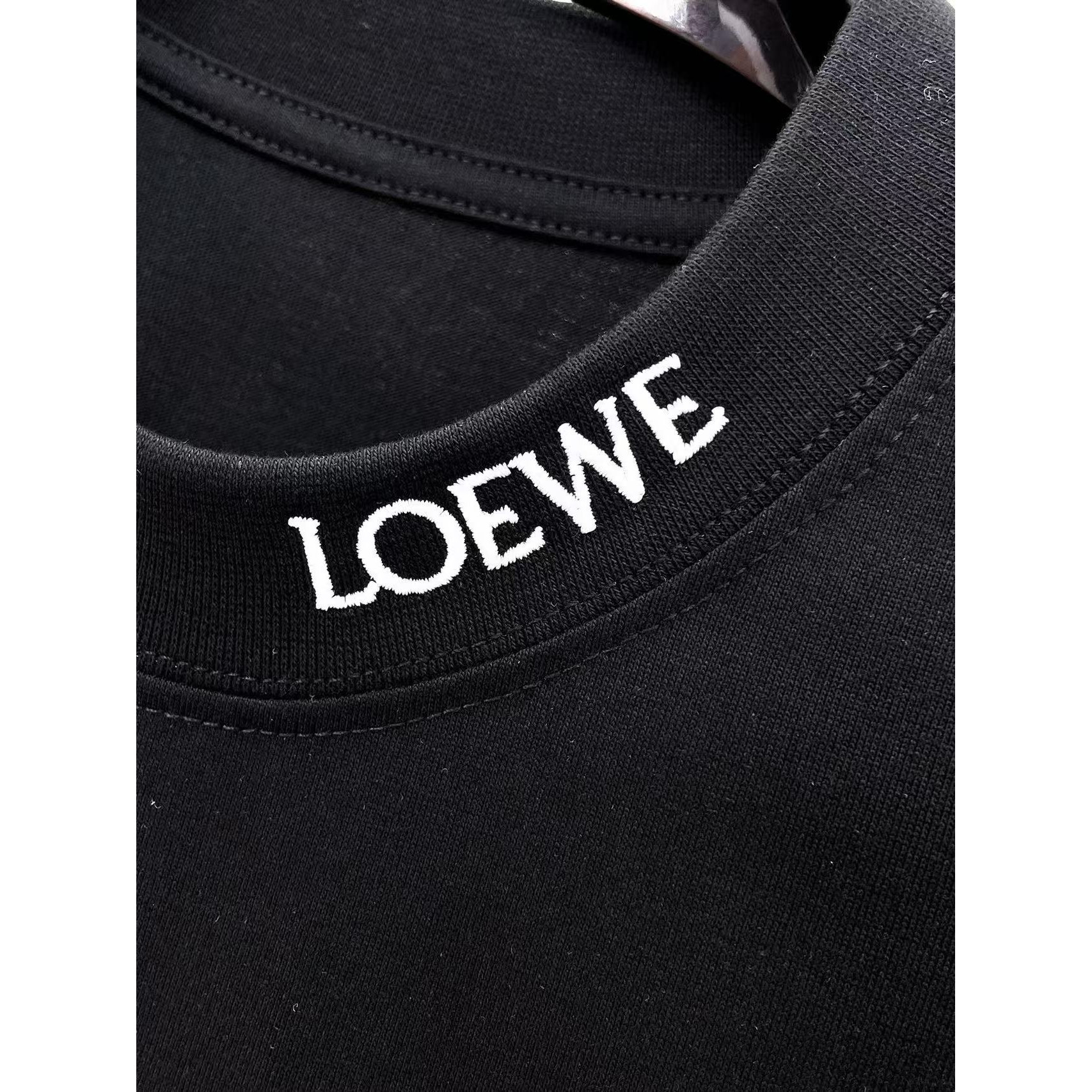 <p>LOEWE&nbsp;专柜新款短袖T恤(黑)</p>