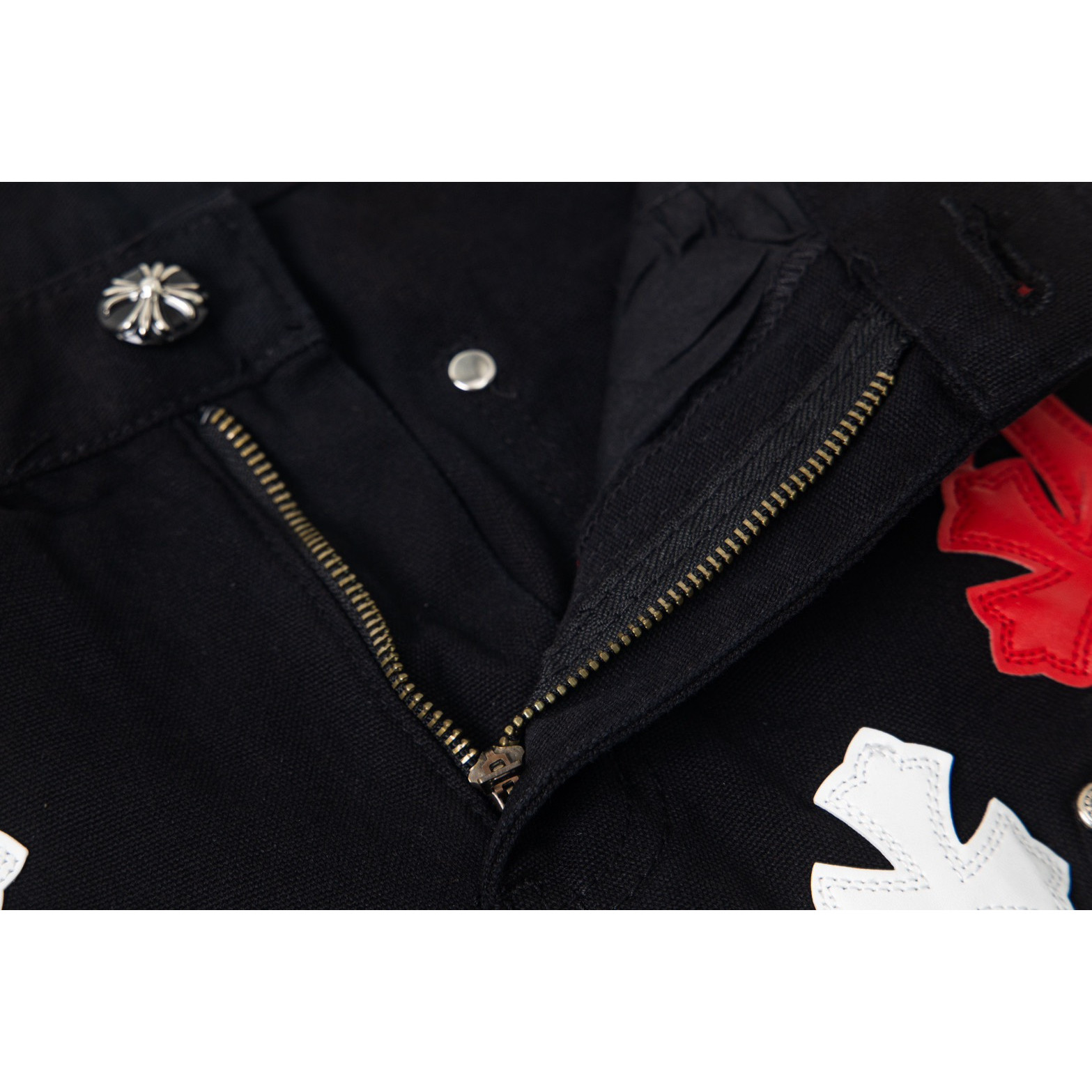 <p>CHROME HEARTS 黑色伐木裤红皮拼白皮元素水洗牛仔裤(1773#)</p>