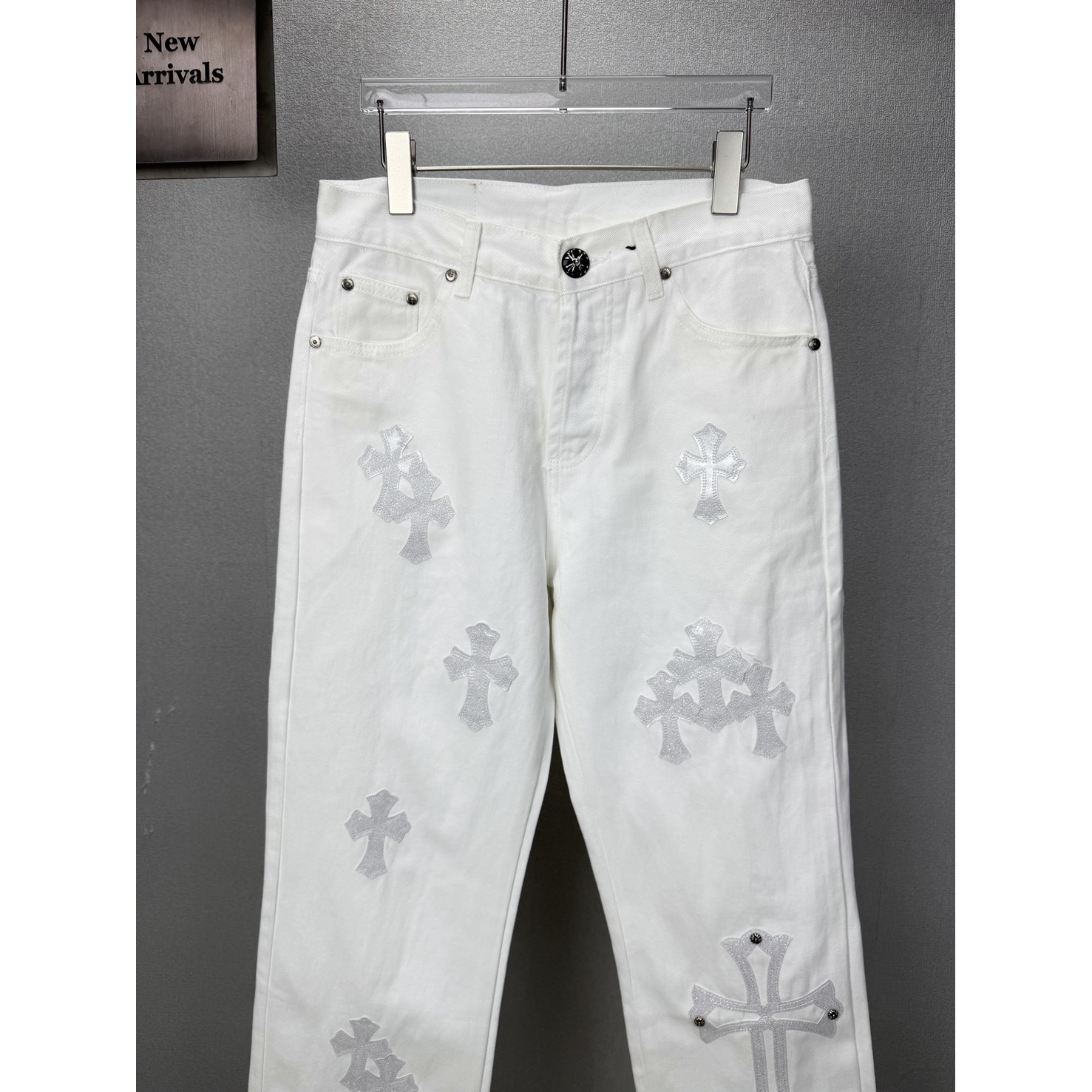 <p>CHROME HEARTS 白色牛王星空十字架拼皮情侣款宽松牛仔裤&nbsp;</p>
