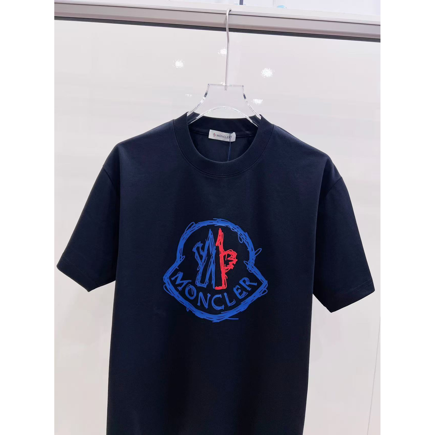 <p>MONCLER&nbsp;短袖圆领T恤(黑)</p>
