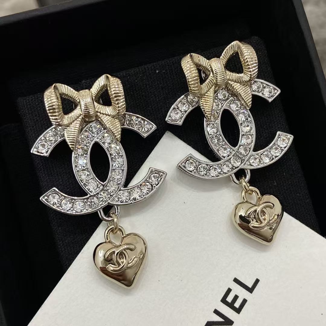 <p>CHANEL 浅金蝴蝶结银双耳钉</p>