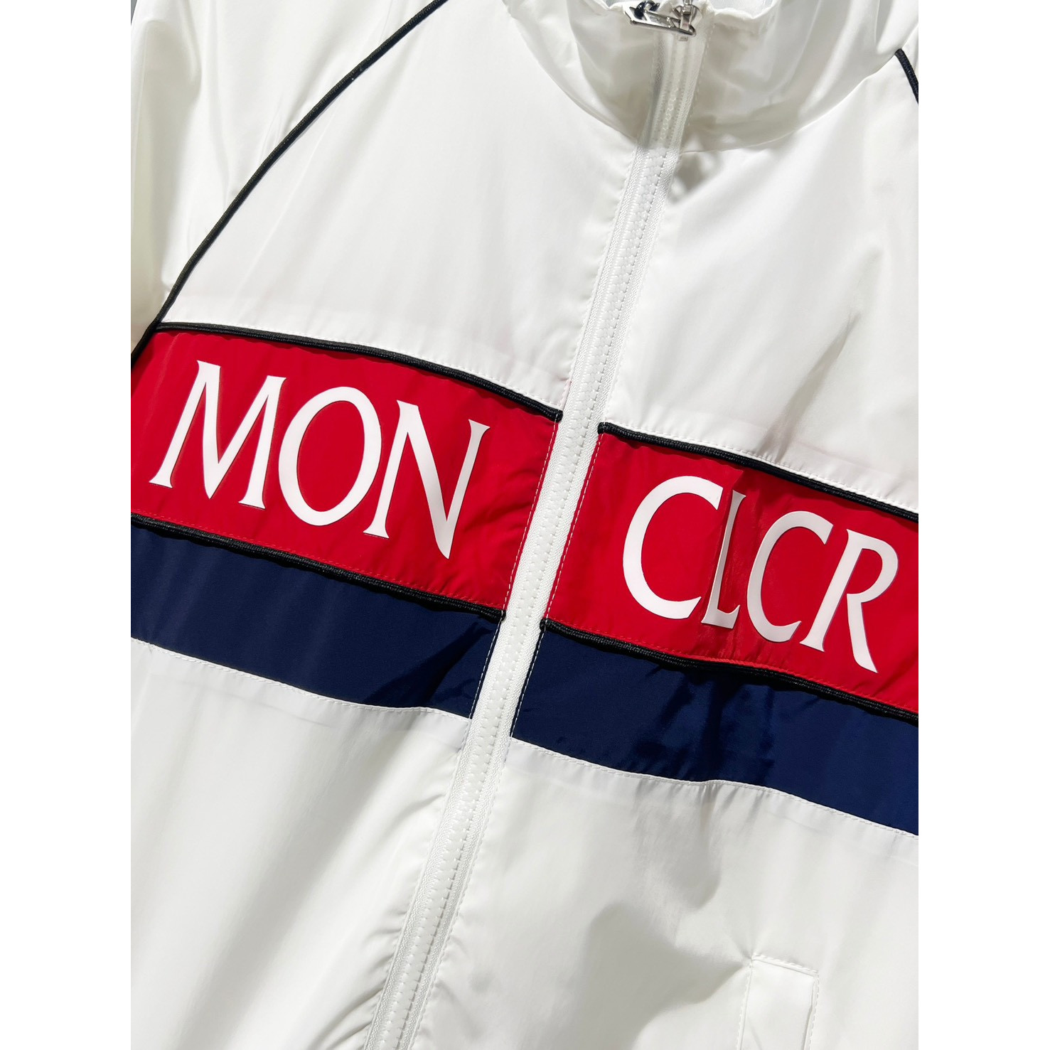 <p>MONCLER&nbsp;夹克外套(白)</p>