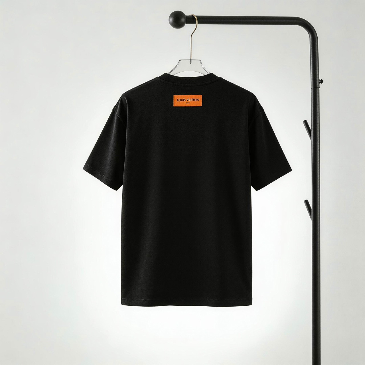 <p>LV &nbsp;logo绣花短袖T恤(黑)</p>