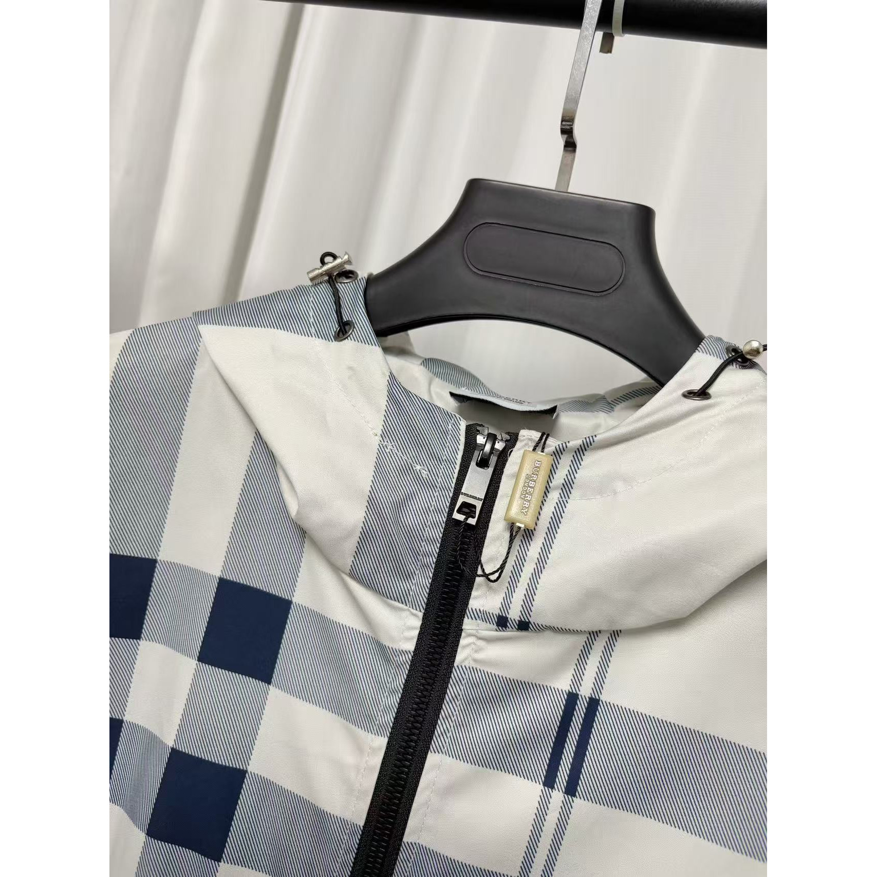 <p>Burberry 夹克外套(白)</p>