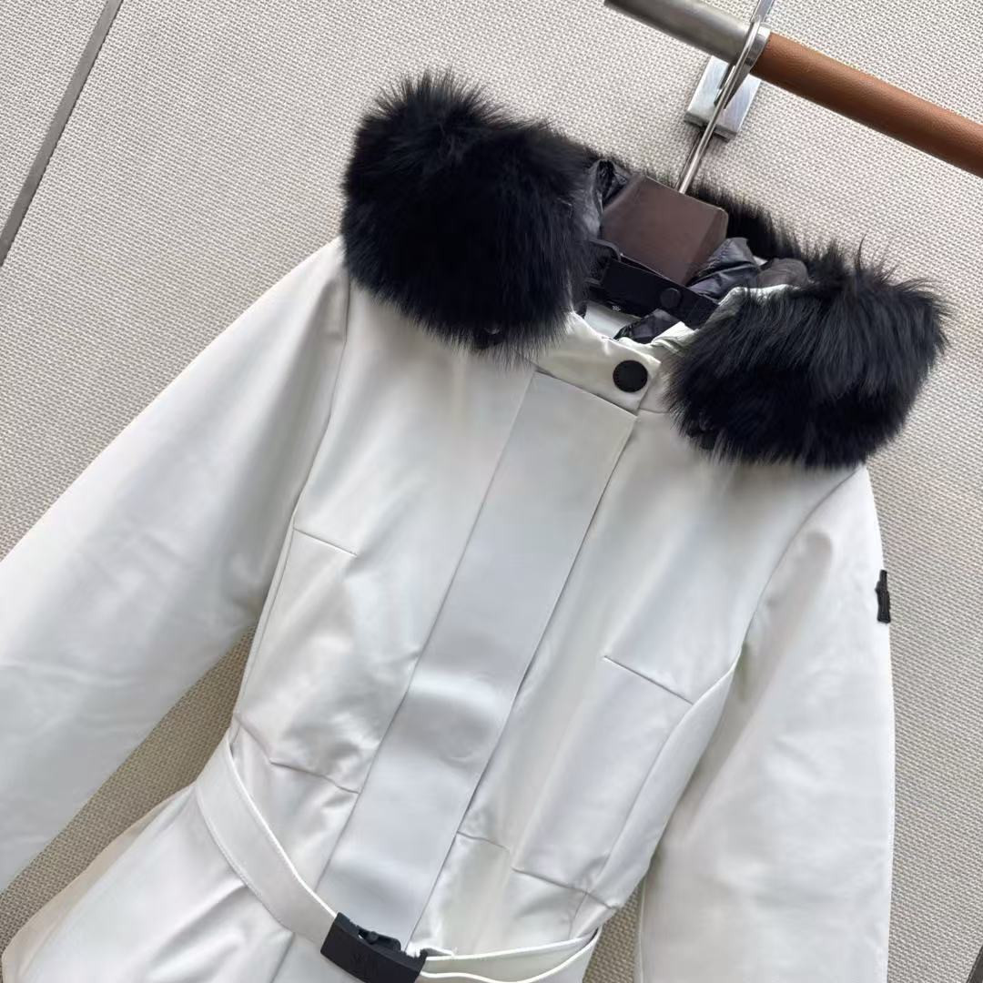 <p>MONCLER 经典Celac短款收腰羽绒滑雪服(白)</p>