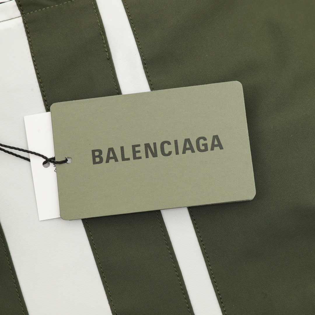 <p>Balenciaga 双色拼接字母刺绣风衣外套</p>