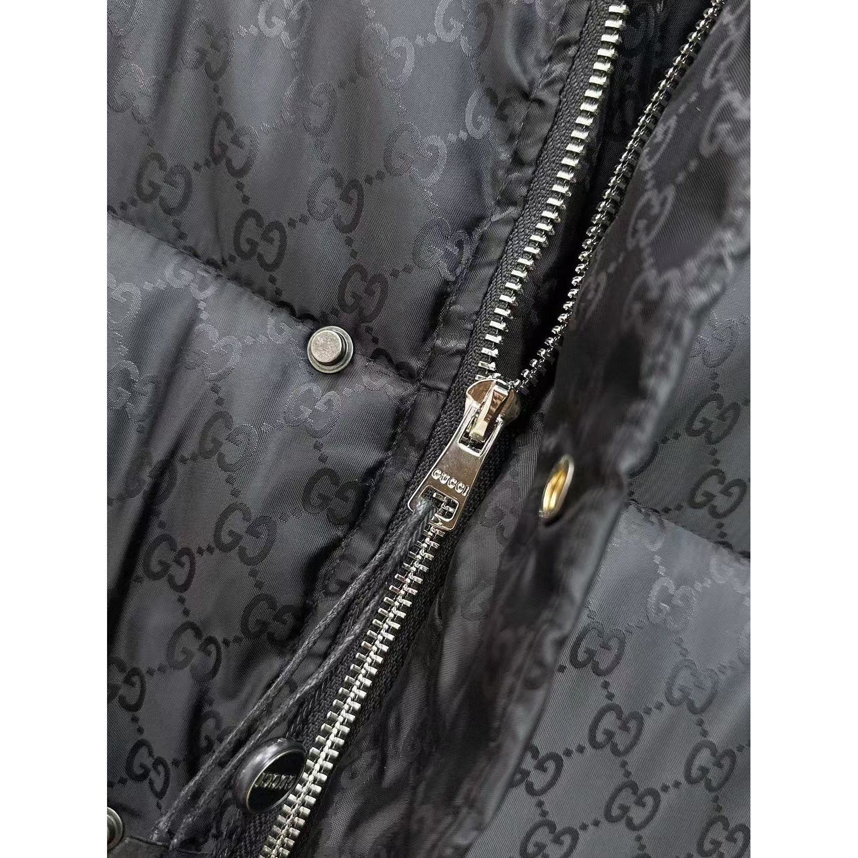 <p>GUCCI 秋冬新款羽绒服(黑)</p>