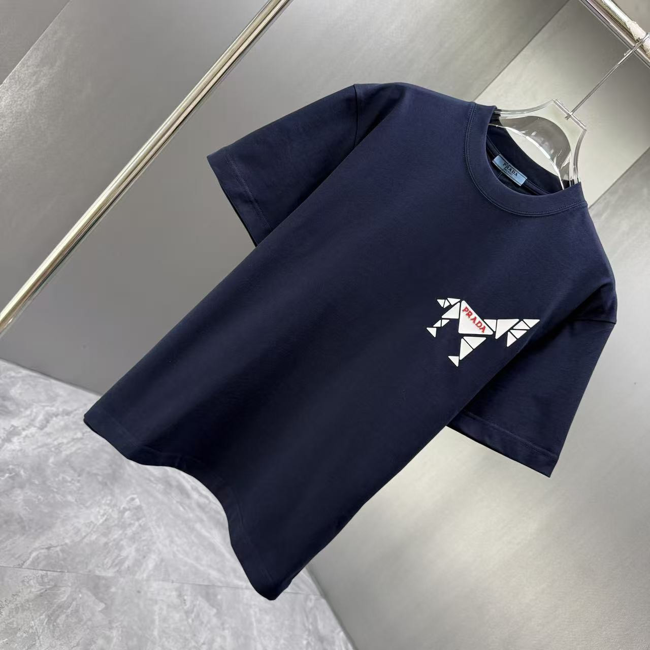 <p>Prada 短袖T恤(深藍)</p>