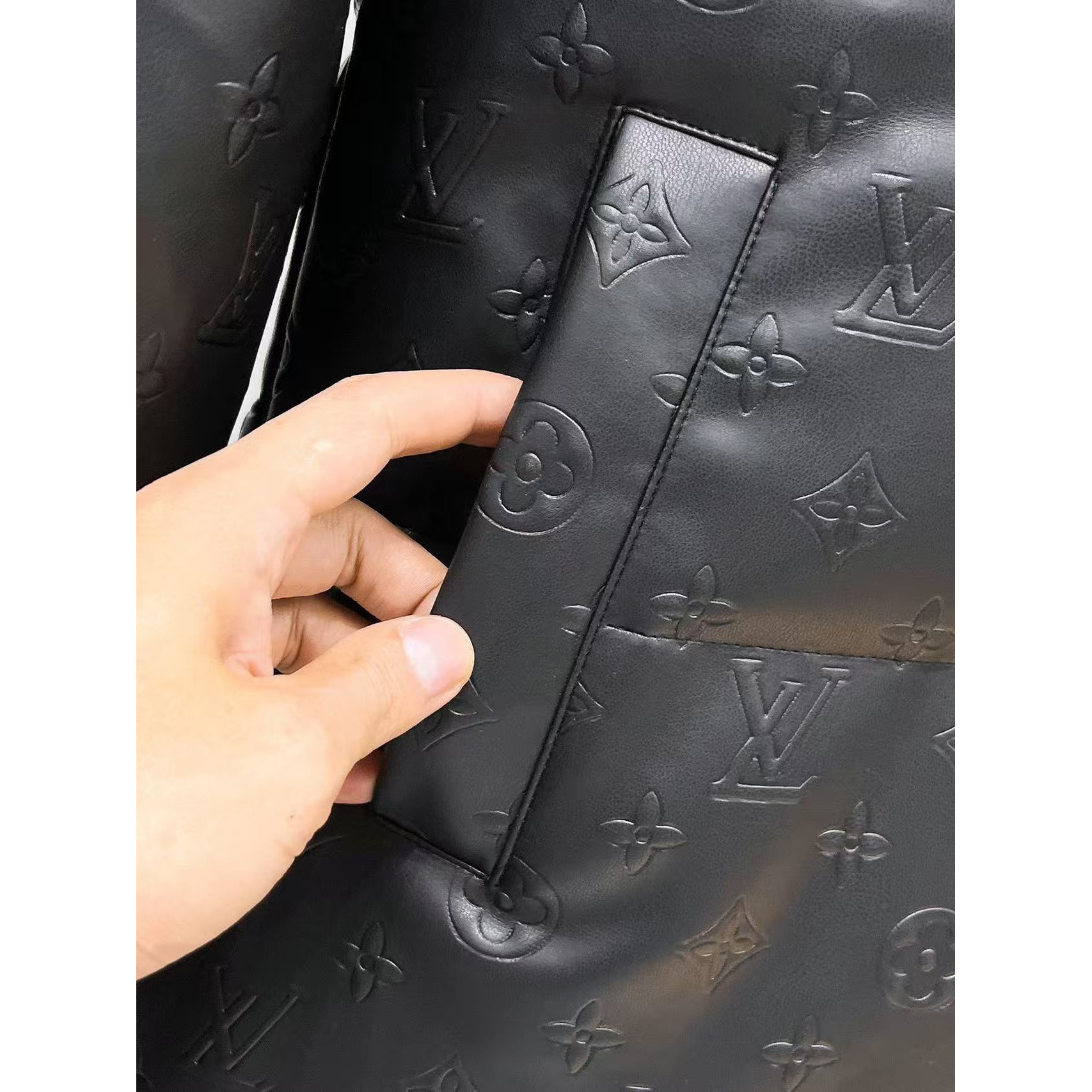 <p>LV 秋冬新款羽绒服(黑)</p>