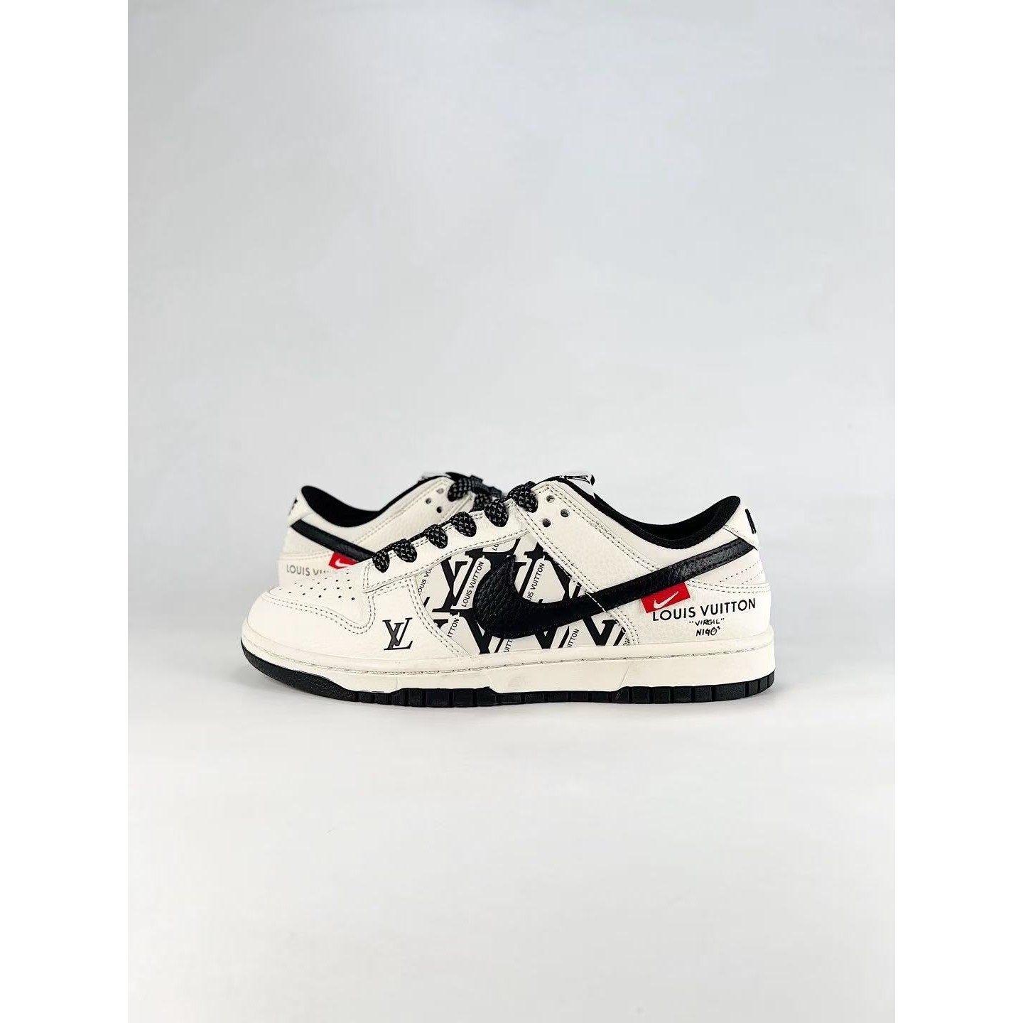 <p>NIKE DUNK SB LOW (黑白)&nbsp;</p>