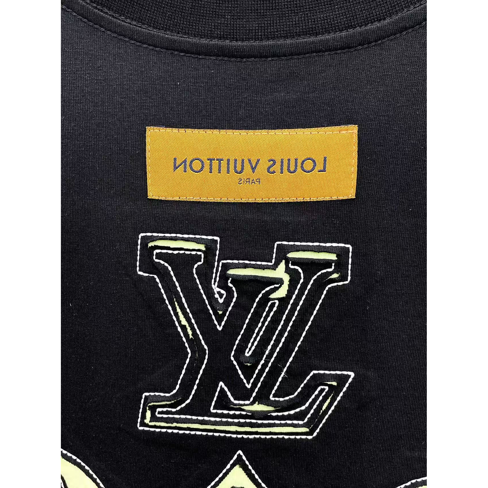 <p>LV&nbsp;专柜新款短袖T恤(黑)</p>