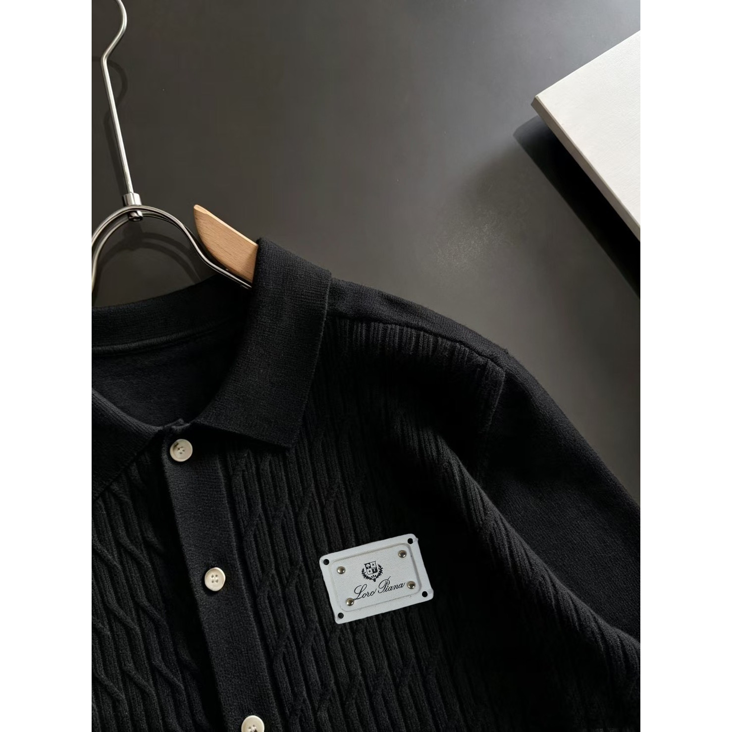 <p>Loro Piana 男士翻领针织外套(黑)</p>