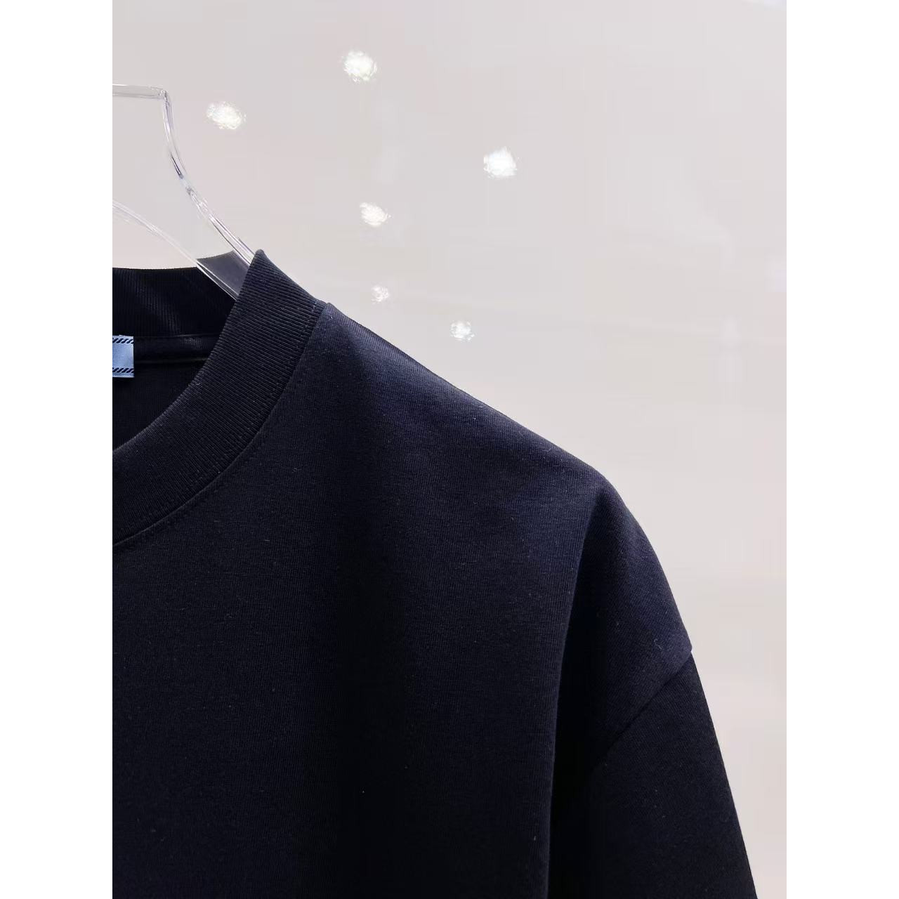 <p>PRADA 情侣休闲短袖T恤(黑)</p>