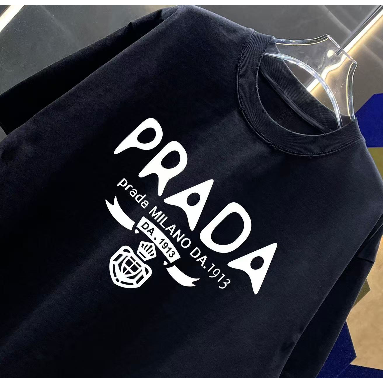 <p>PRADA 洗水磨破短袖T恤(洗水黑)</p>
