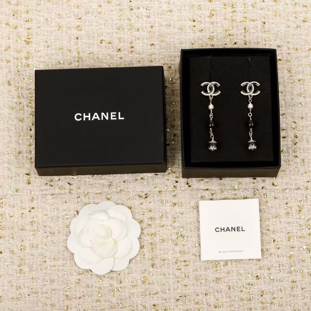 <p>CHANEL&nbsp;黑色珐琅耳钉</p>