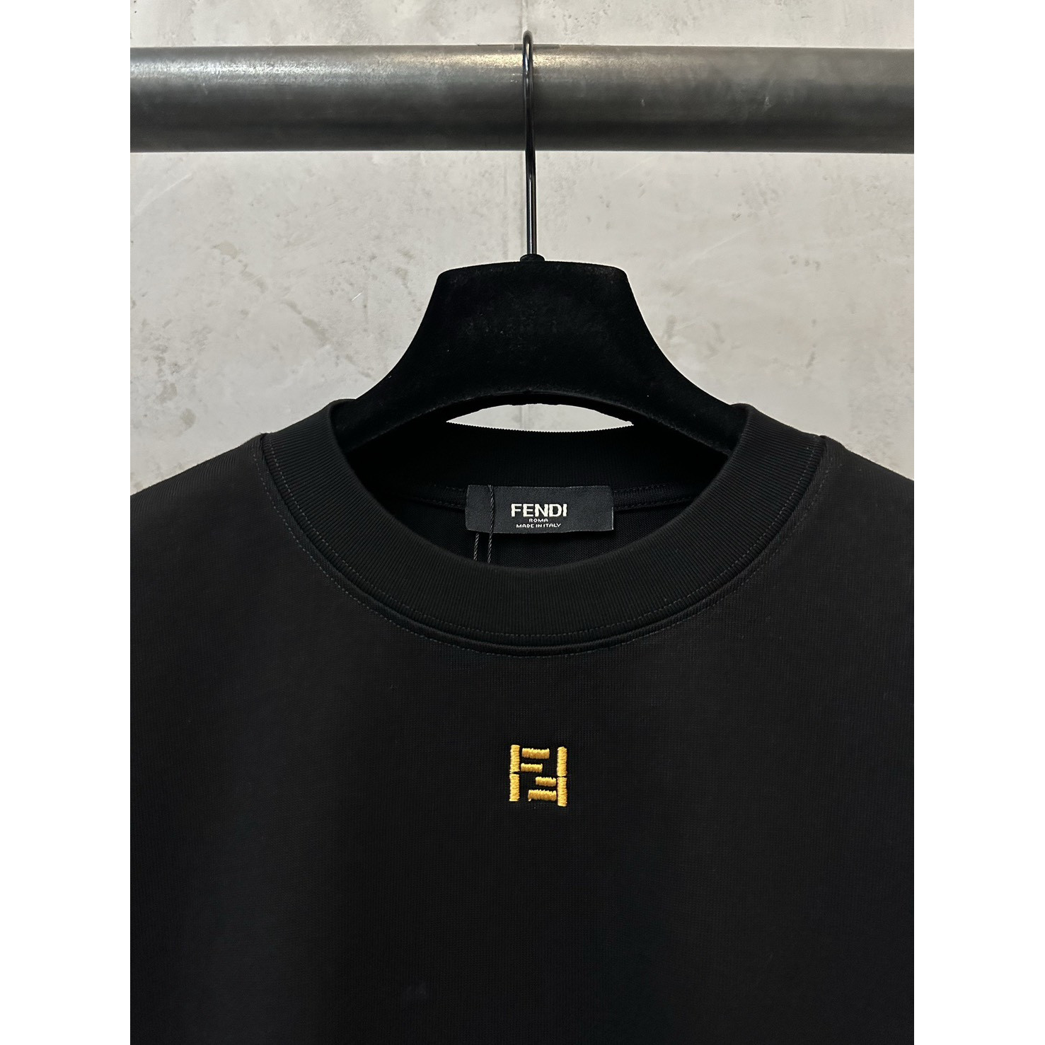<p>FENDI 徽标刺绣短袖T恤(黑)</p>
