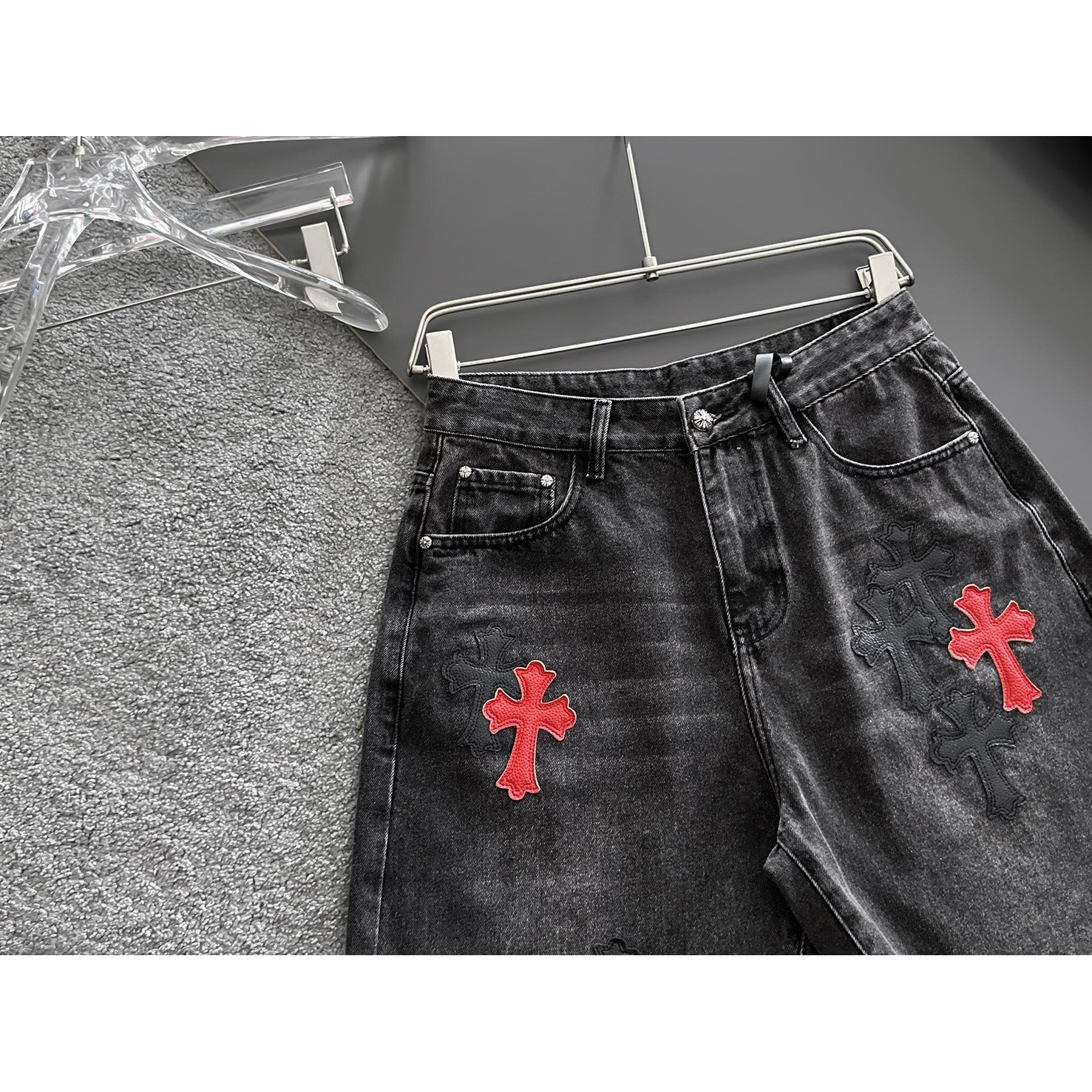 <p>CHROME HEARTS 牛仔短裤(黑)</p>