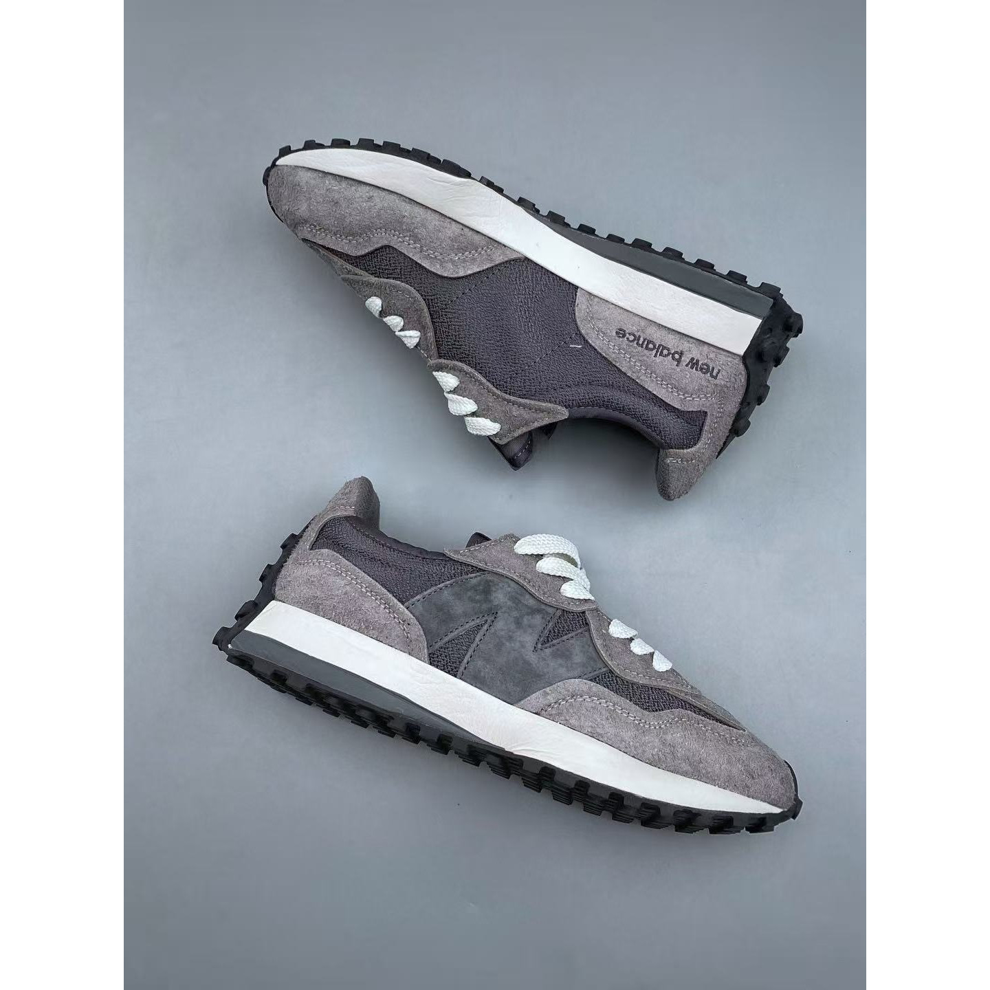 <p>New Balance MS327 复古休闲运动慢跑鞋(灰)</p>