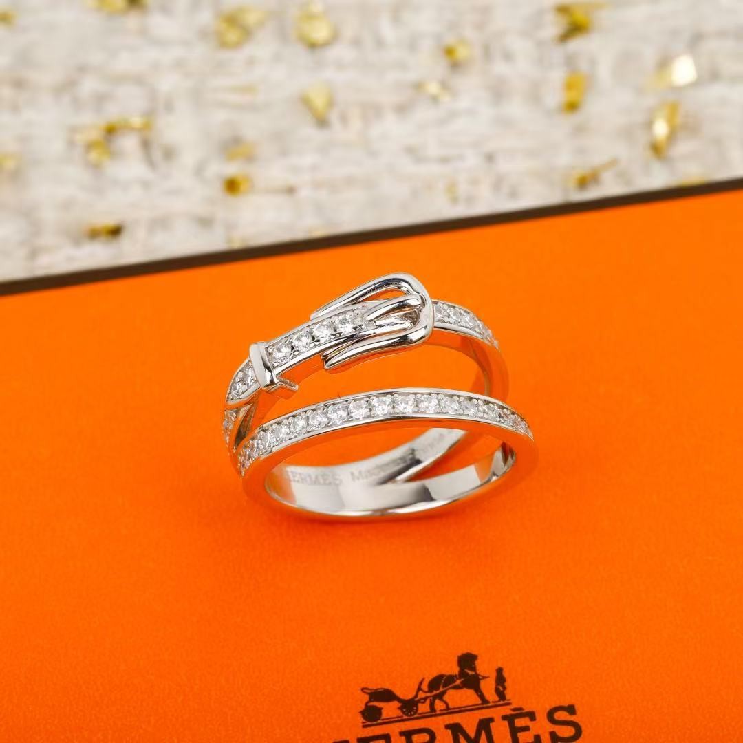 <p>HERMES&nbsp; 双圈戒指</p>