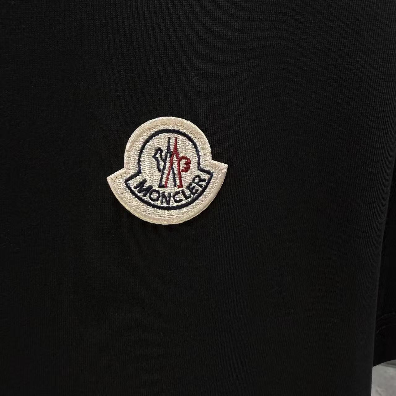 <p>Moncler 短袖T恤(黑)</p>