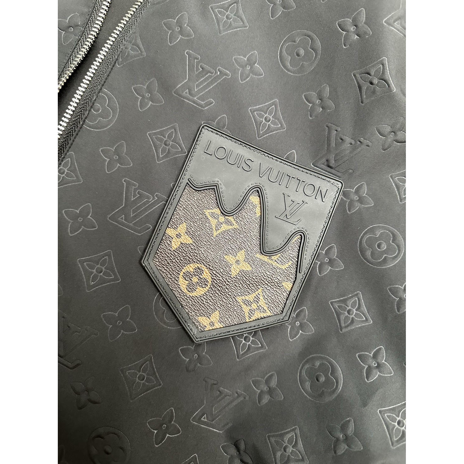 <p>Louis Vuitton 暗纹Monogram连帽防风夹克</p>