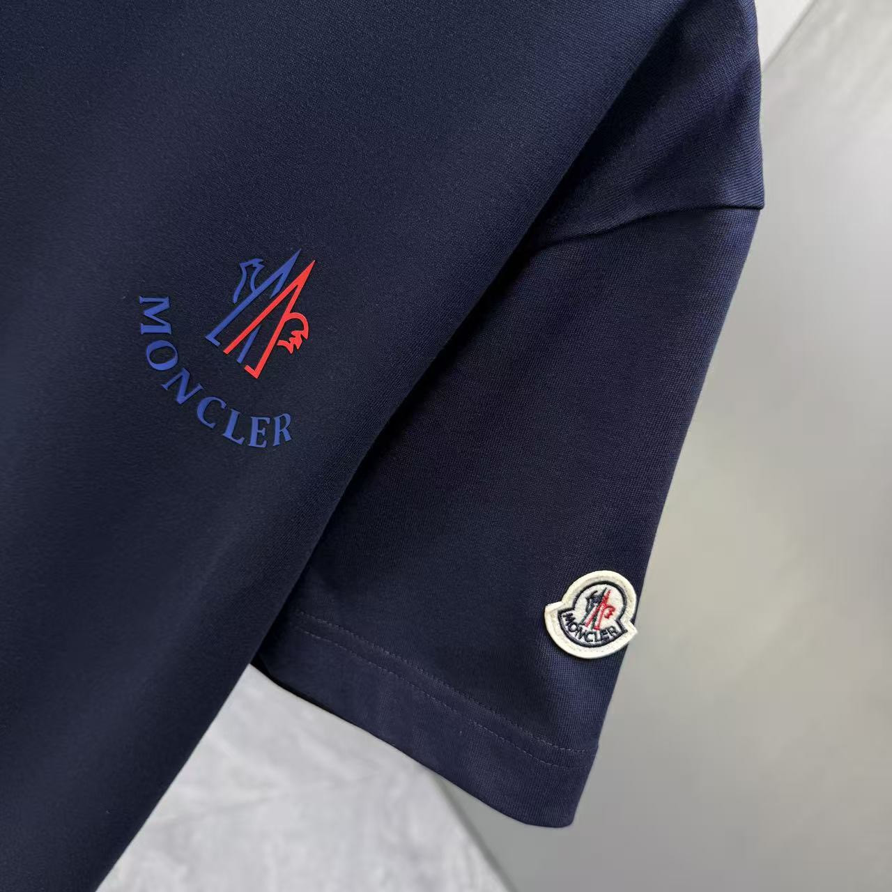 <p>Moncler 短袖T恤(深藍)</p>