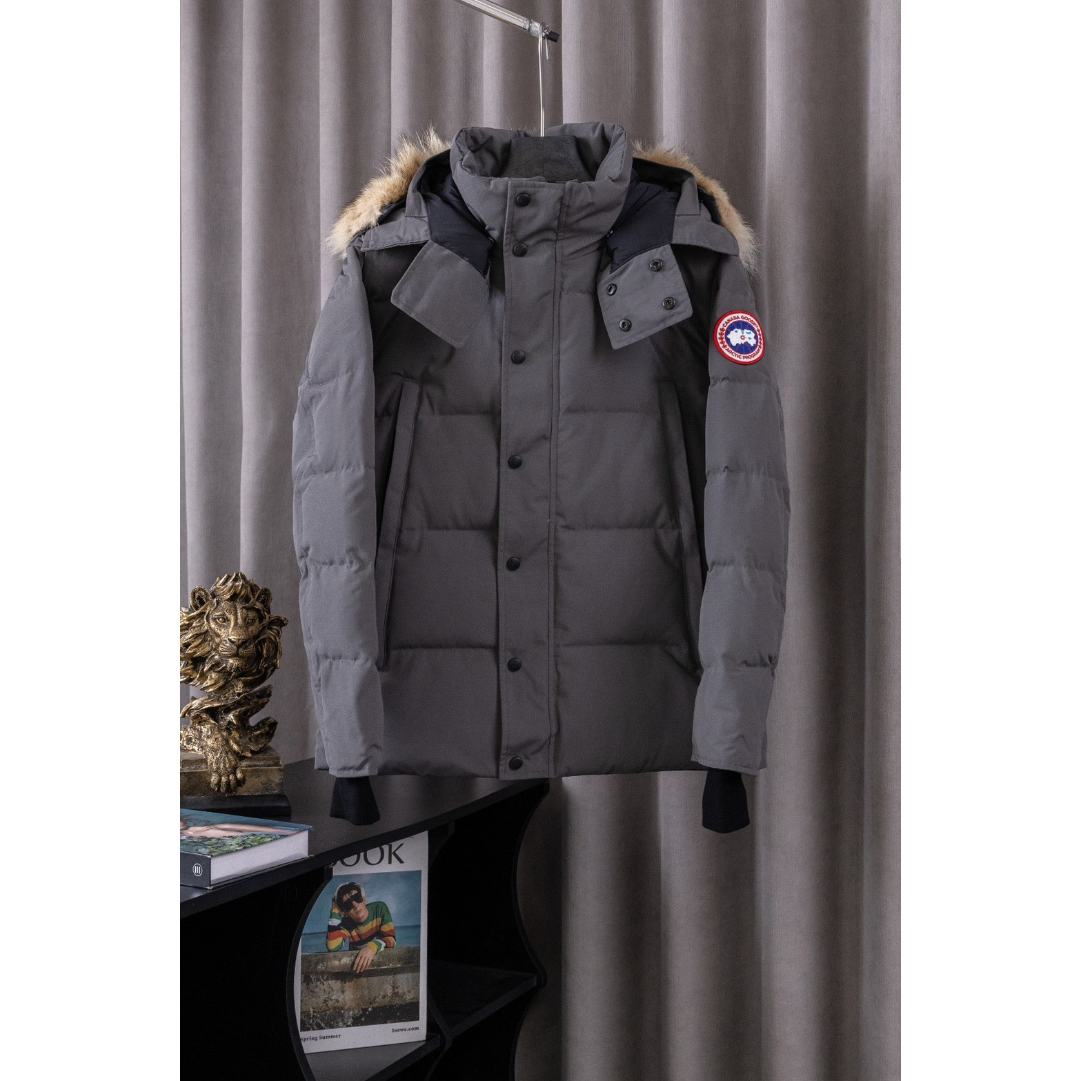 <p>Canada Goose 顶级狼毛Wyndham 2048M 29款 系列派克大衣羽绒服(灰色红标)</p>