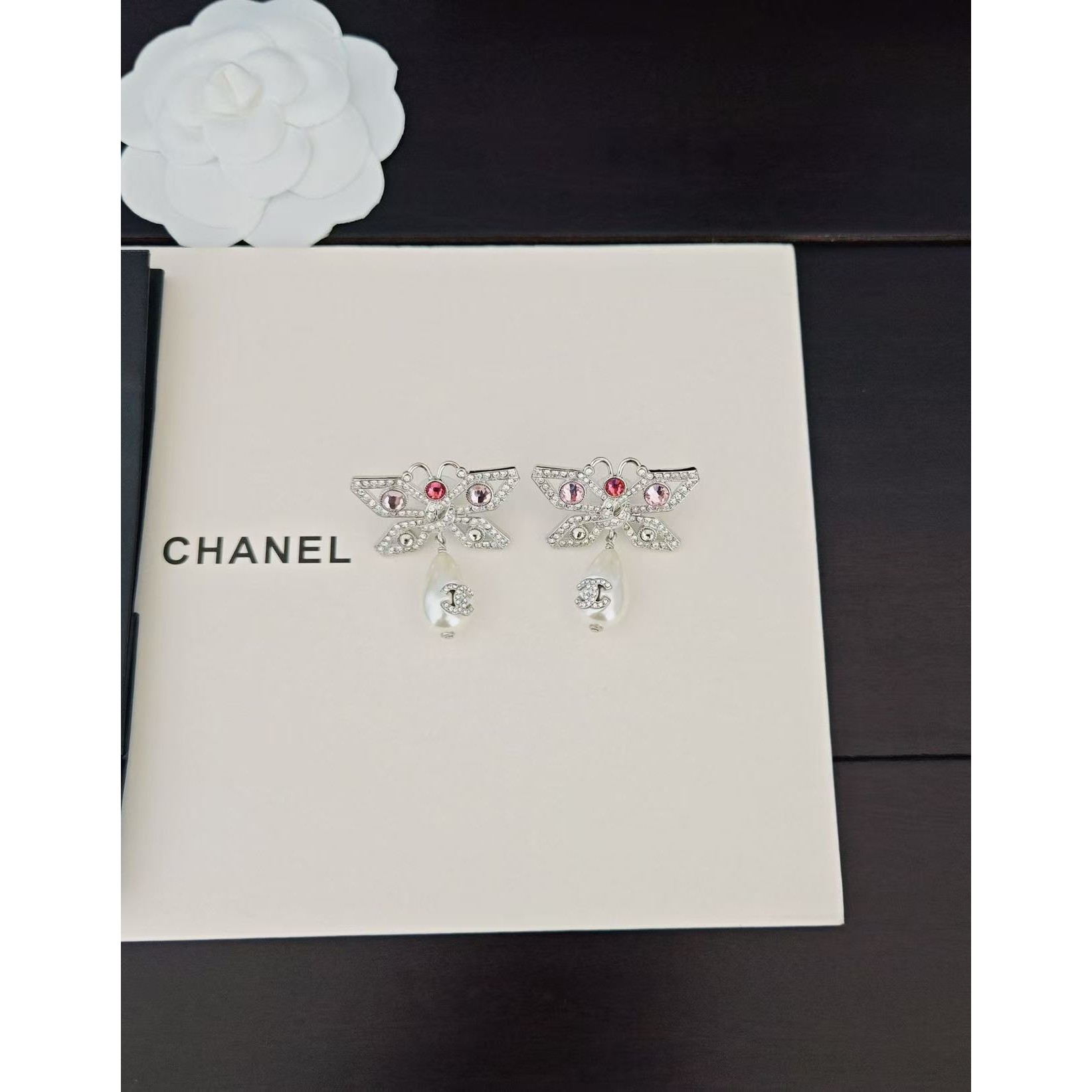 <p>CHANEL&nbsp;白金蝴蝶结珍珠耳环</p>