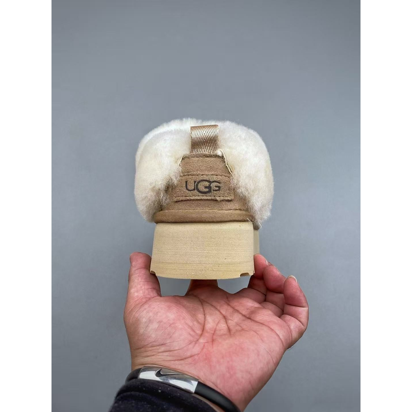 <p>UGG Tazzelle H 厚底雪地靴&nbsp;</p>
