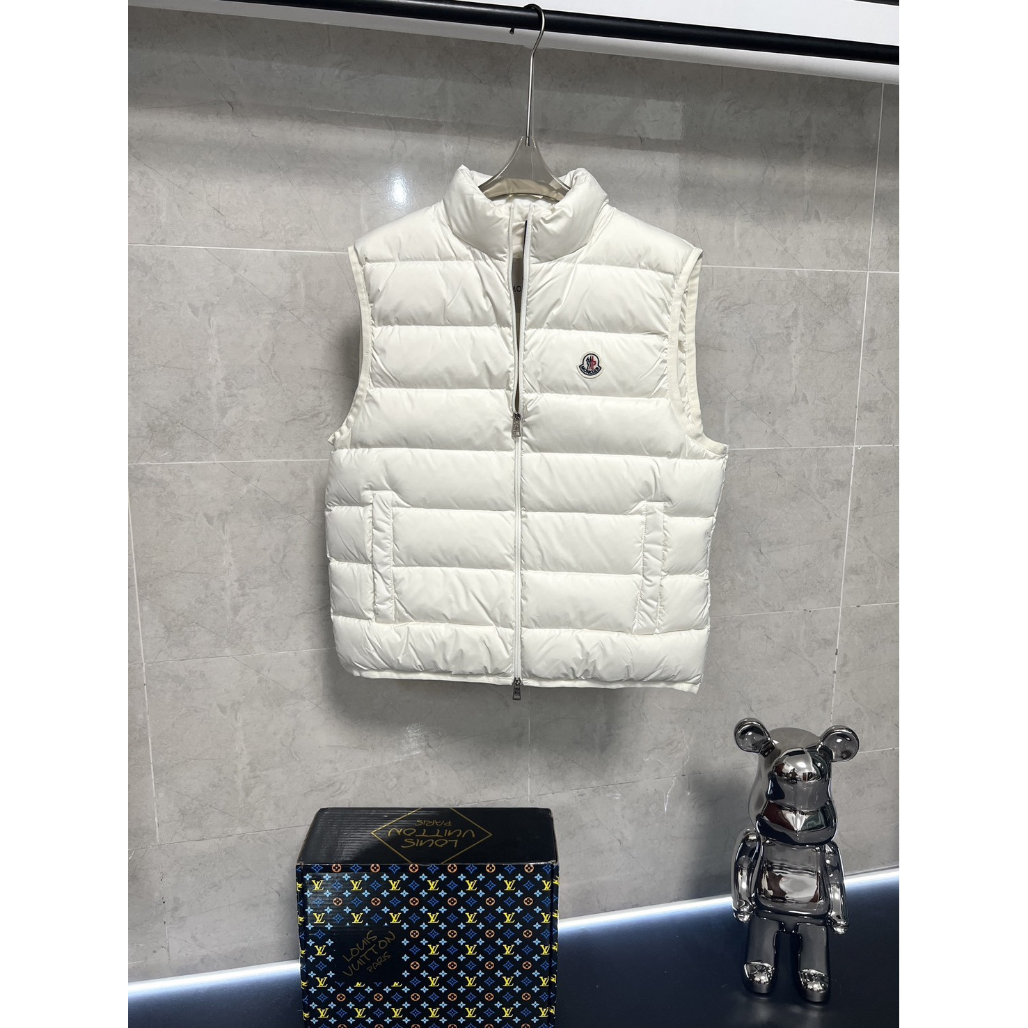 <p>Moncler 情侣款羽绒服 (白Y24)</p>
