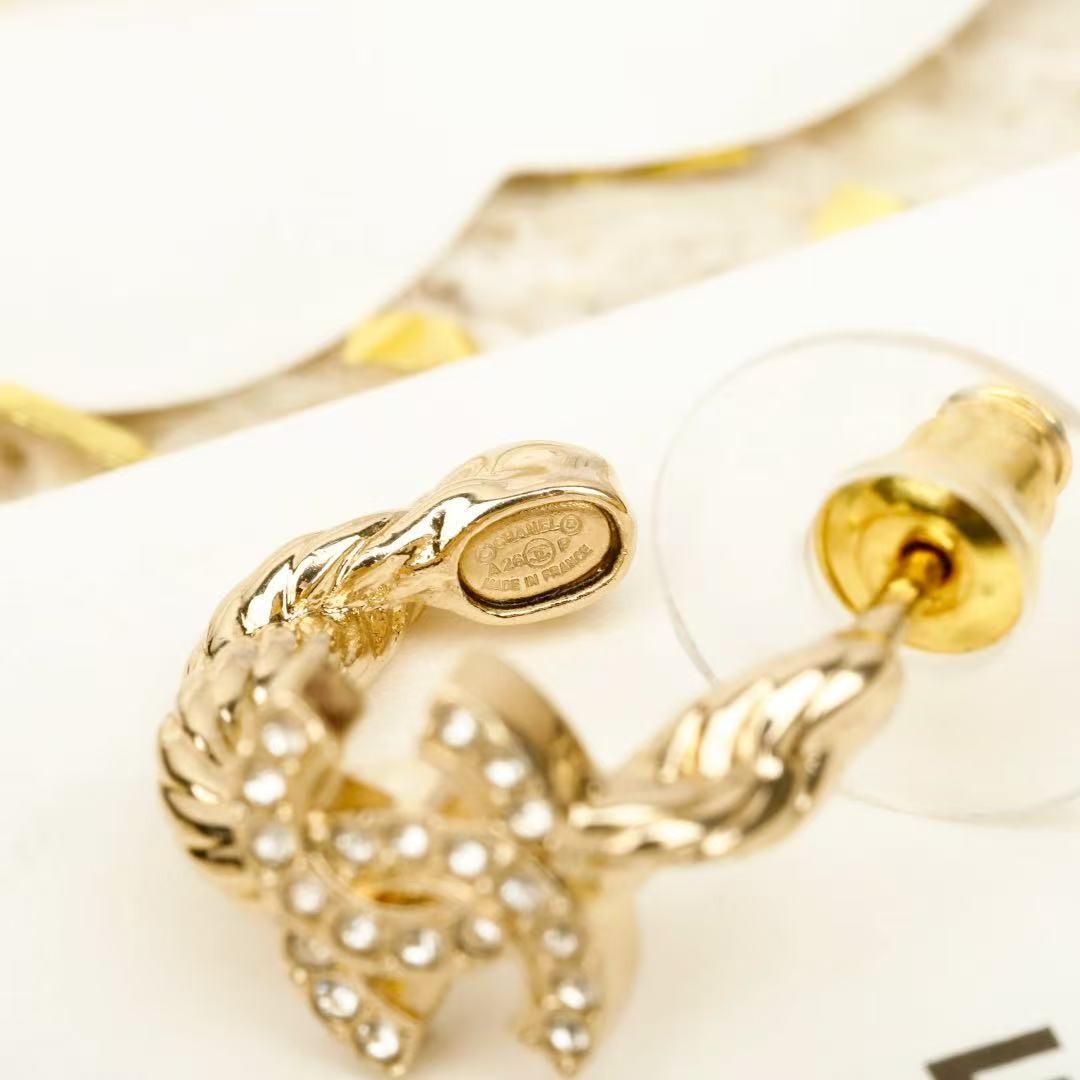 <p>CHANEL&nbsp;麻花双C小耳圈</p>