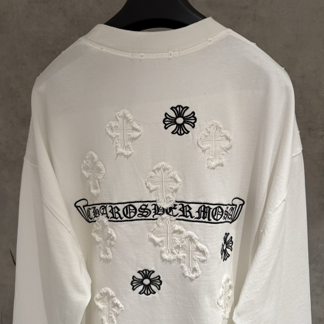 <p>CHROME HEARTS&nbsp;长袖T恤(白B21)</p>