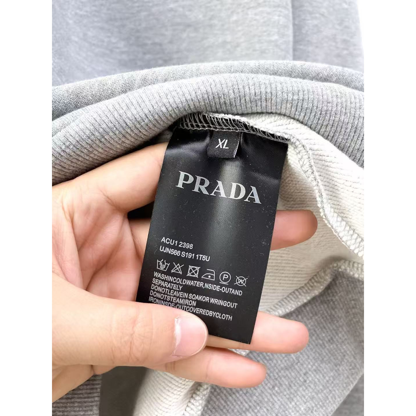 <p>PRADA 圆领卫衣(灰)</p>