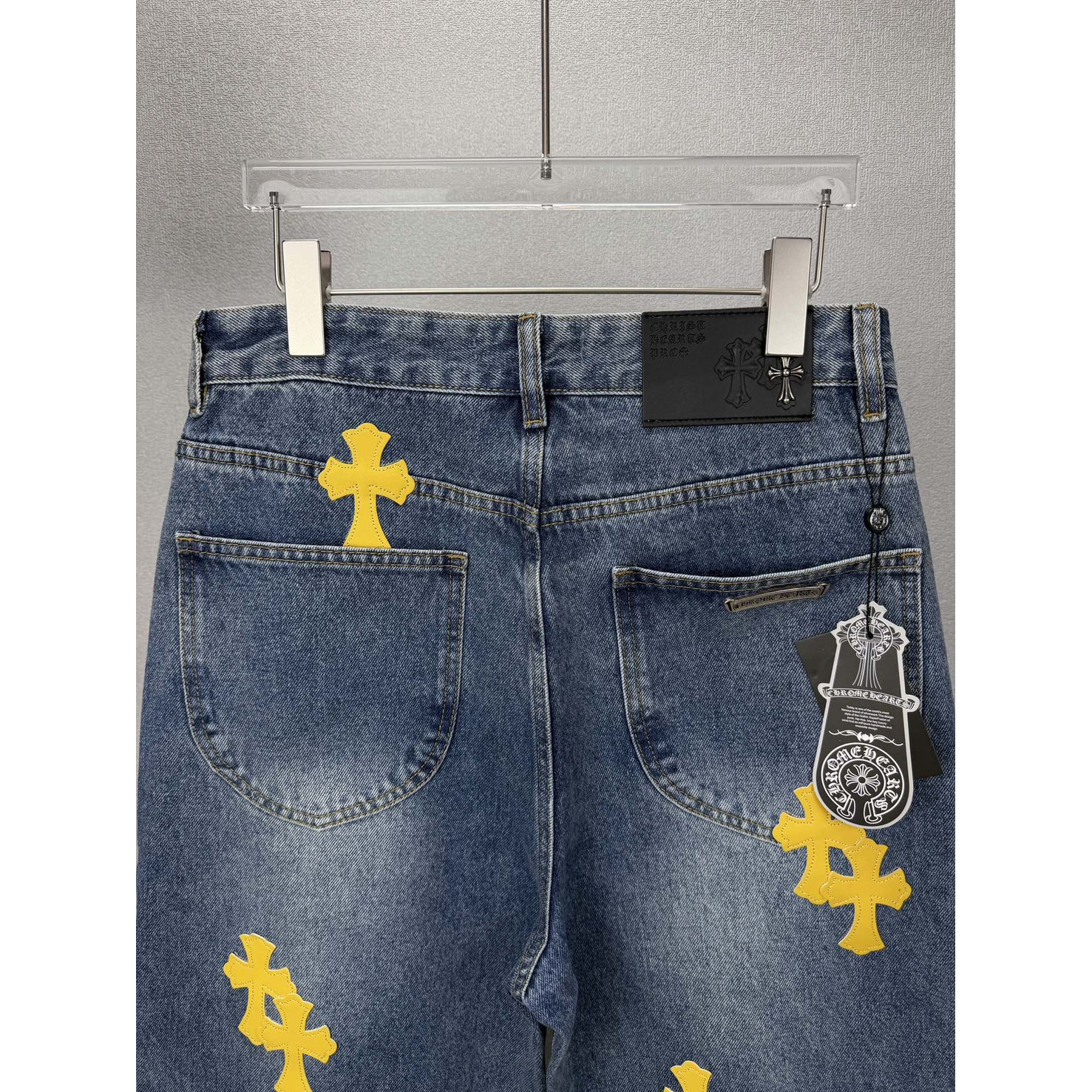 <p>CHROME HEARTS 黄色十字架拼皮情侣款水洗宽松牛仔裤</p>