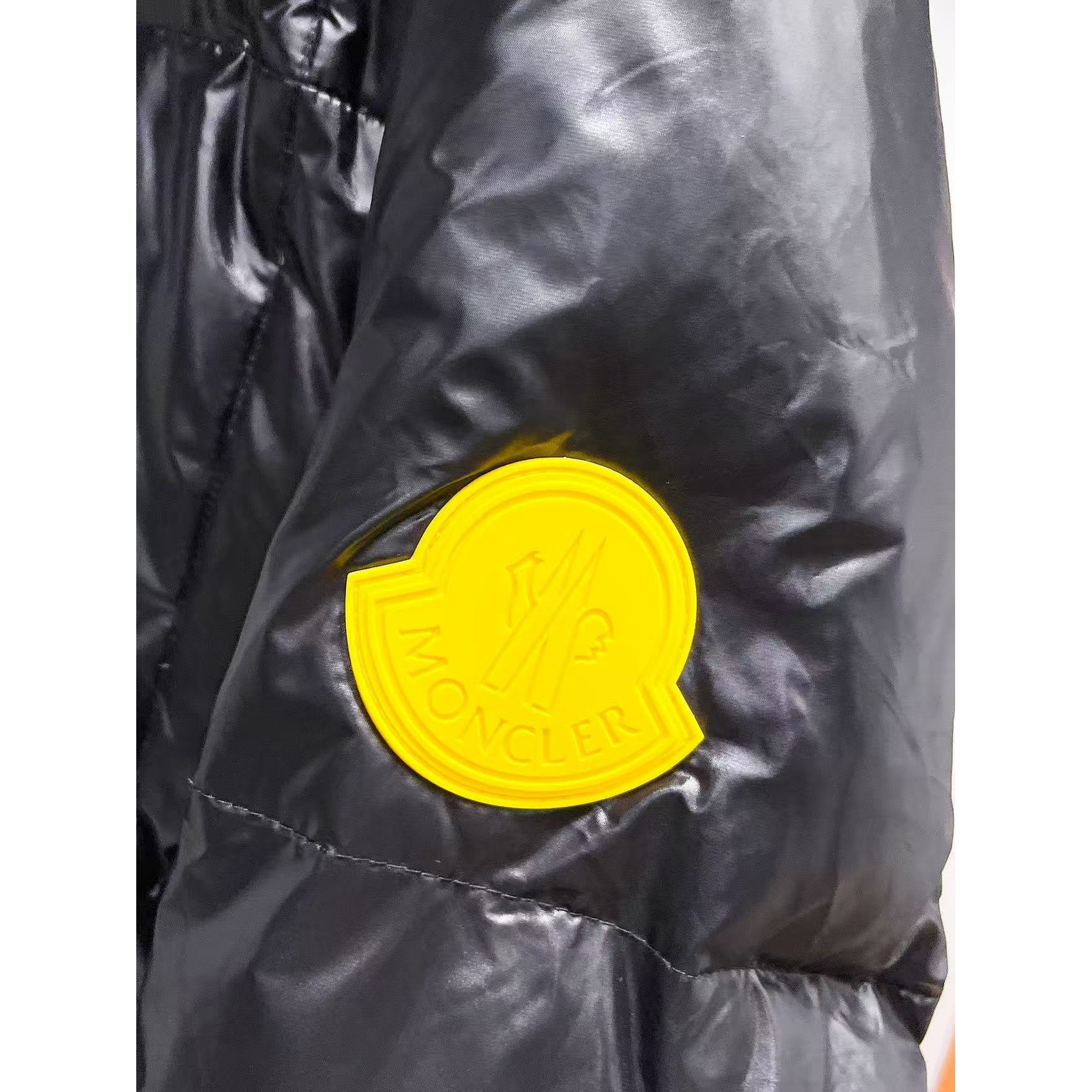 <p>MONCLER&nbsp;秋冬新款羽绒服(黑)</p>