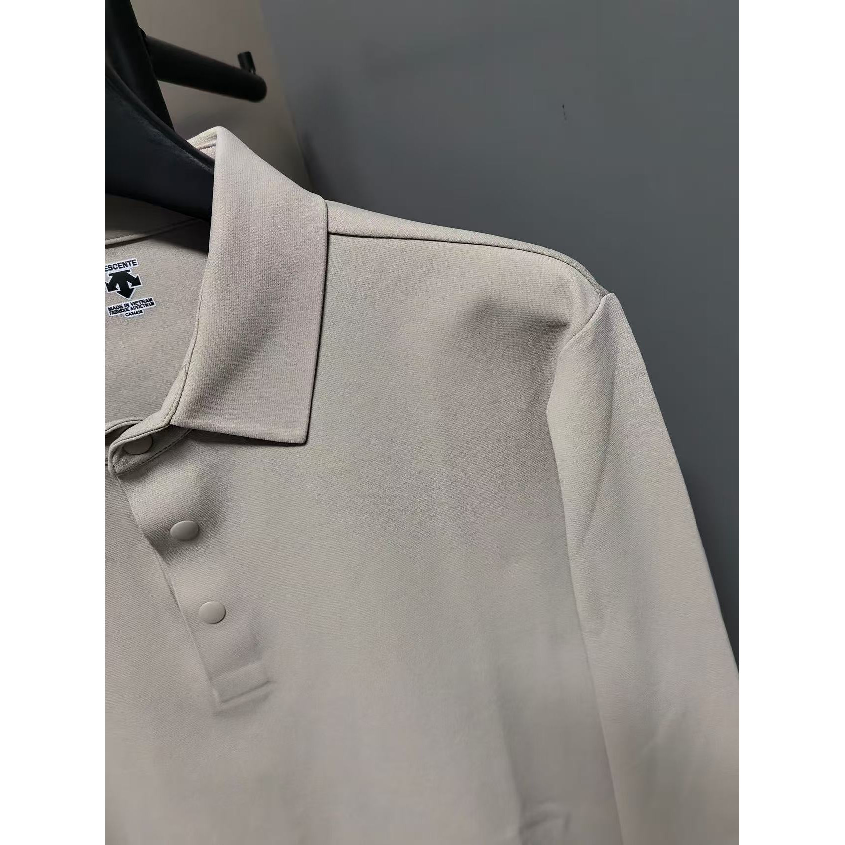 <p>Descente 翻领长袖打底(卡其)</p>