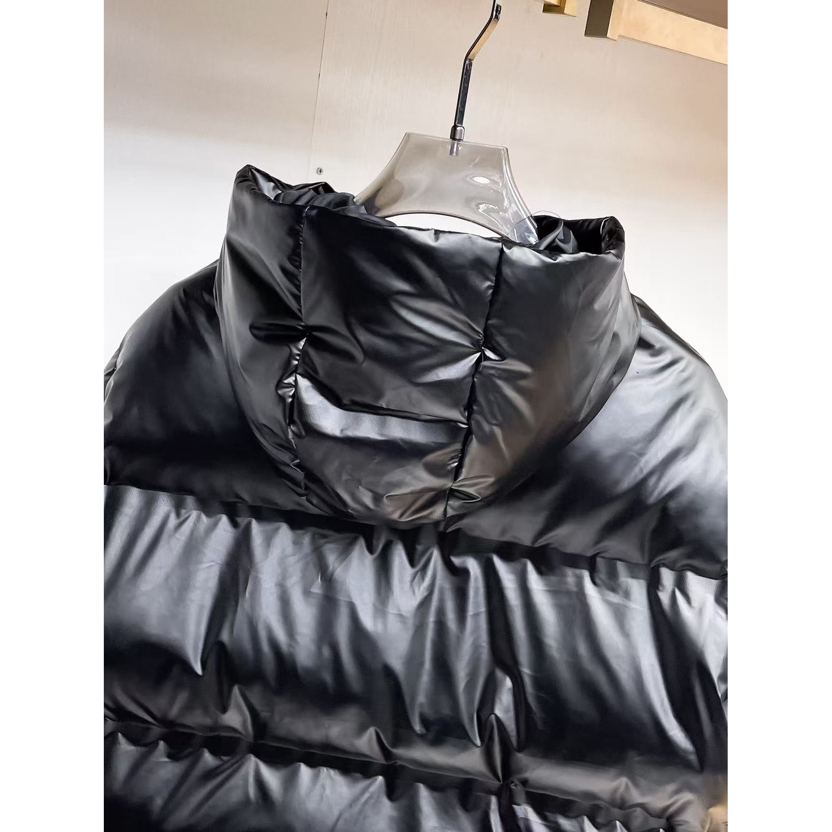 <p>PRADA 秋冬新款羽绒服(黑)</p>