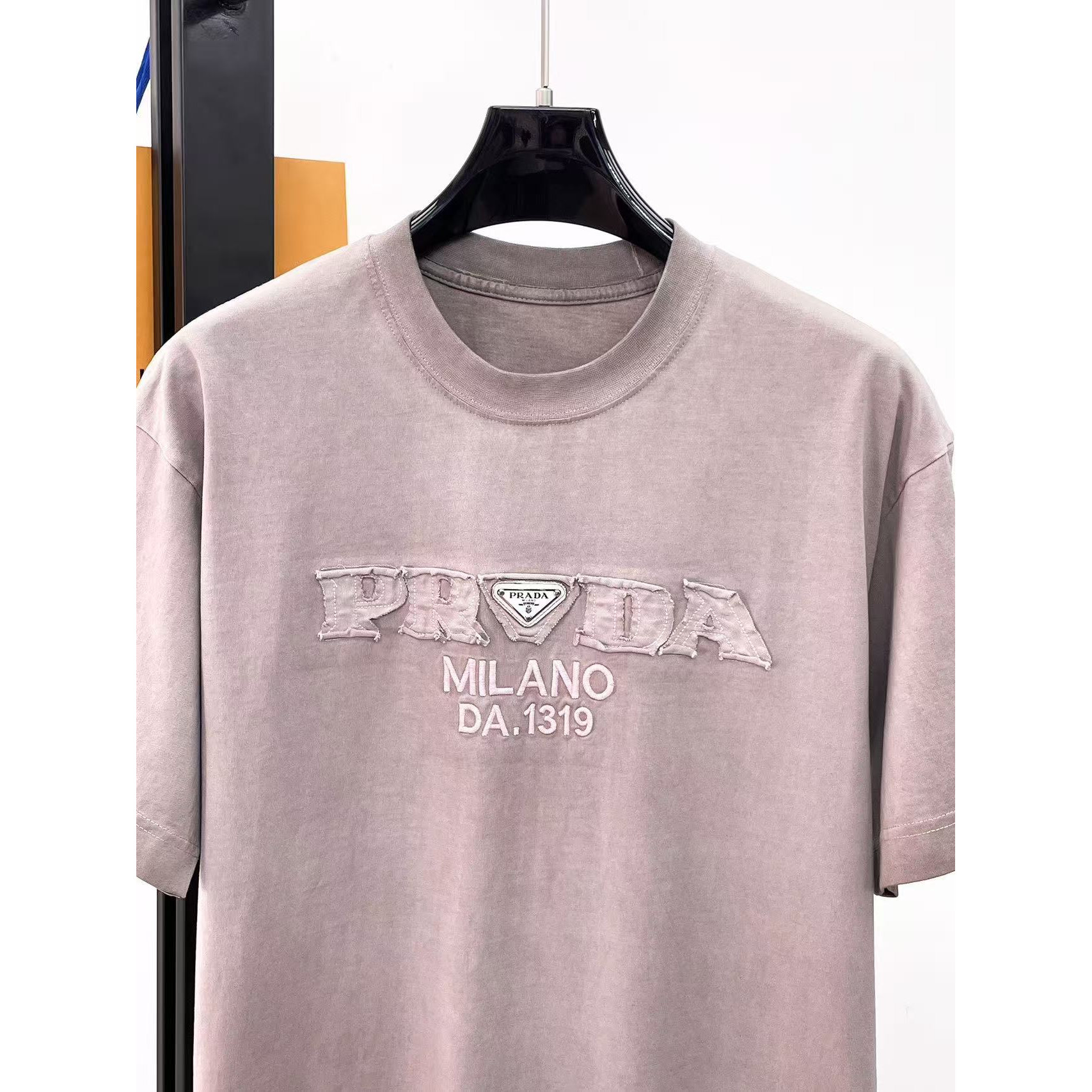 <p>PRADA&nbsp;专柜新款短袖T恤(洗水褐)</p>