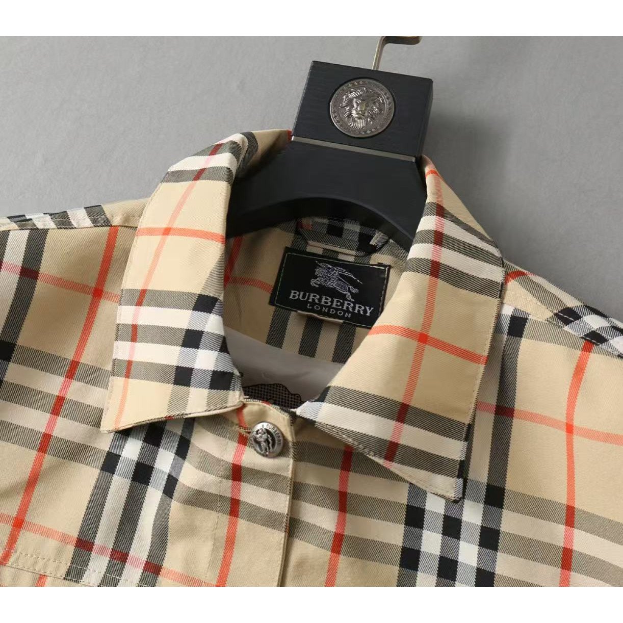 <p>BURBERRY 男士夹克外套(卡其)</p>