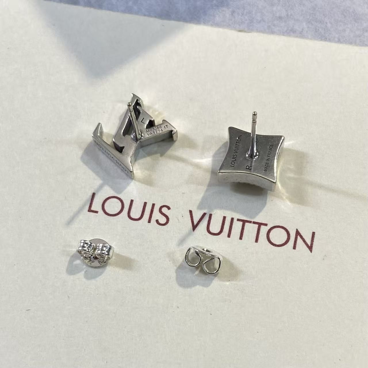 <p>LV&nbsp;浮雕花卉古银色耳钉</p>