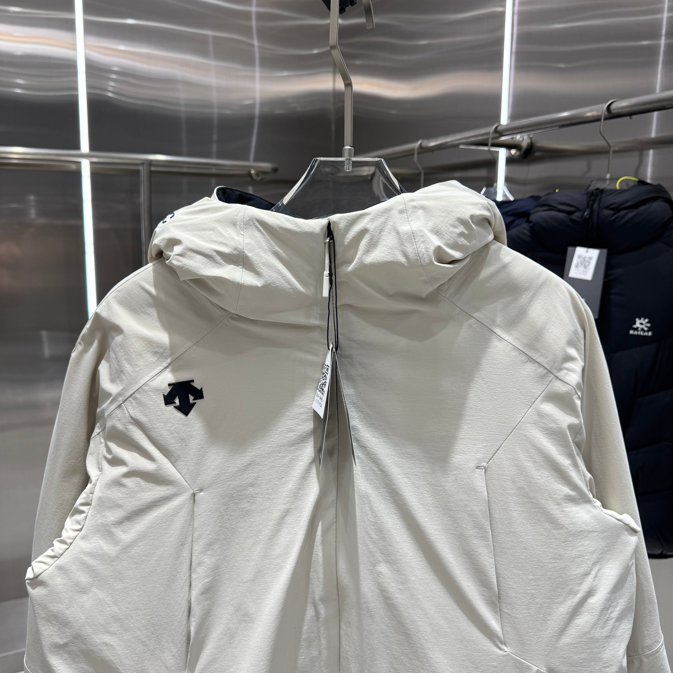 <p>DESCENTE 运动羽绒服(米白)</p>
